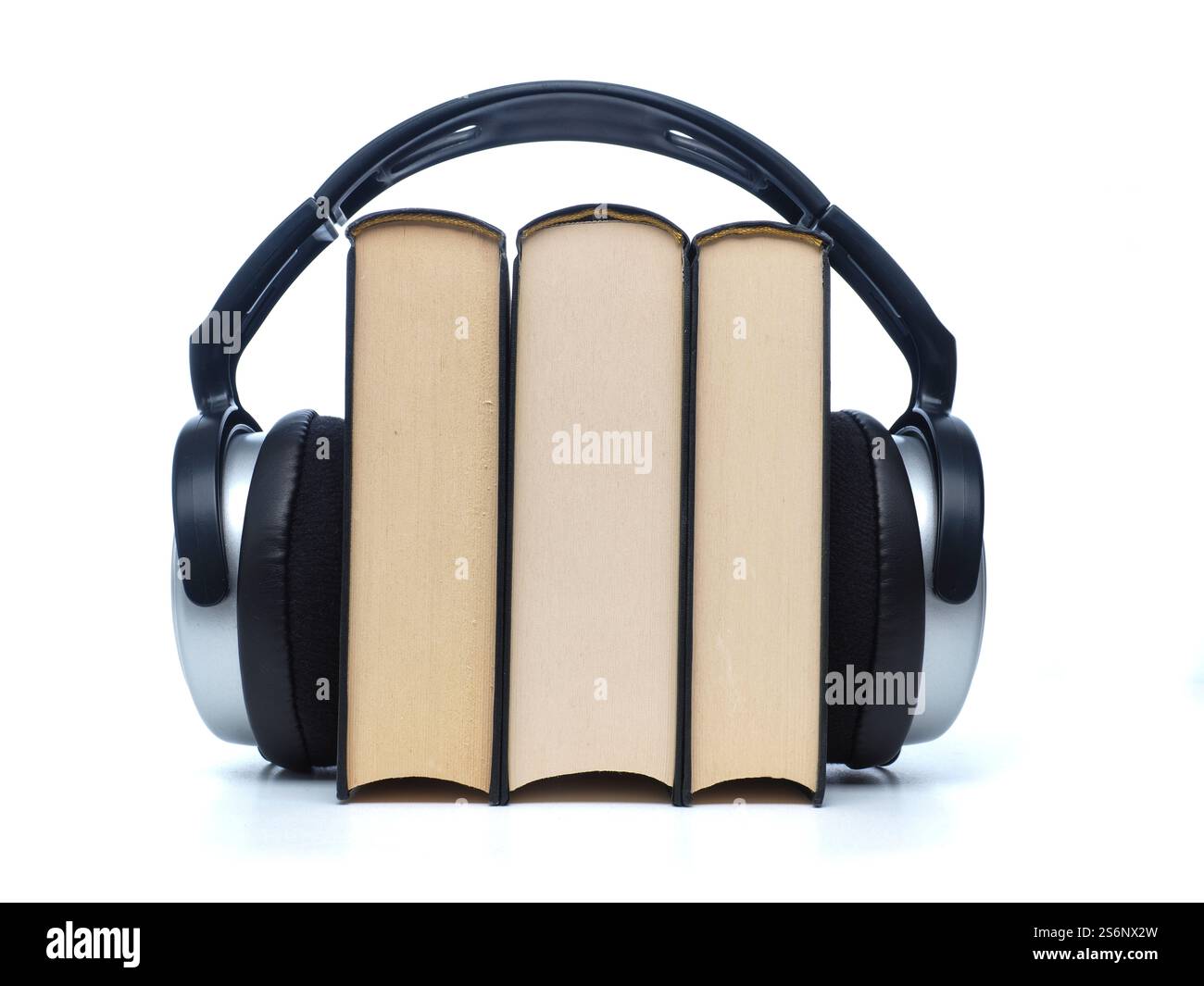Drei Bücher mit Kopfhörern, Hörbücher-Konzept auf weiß Stockfoto