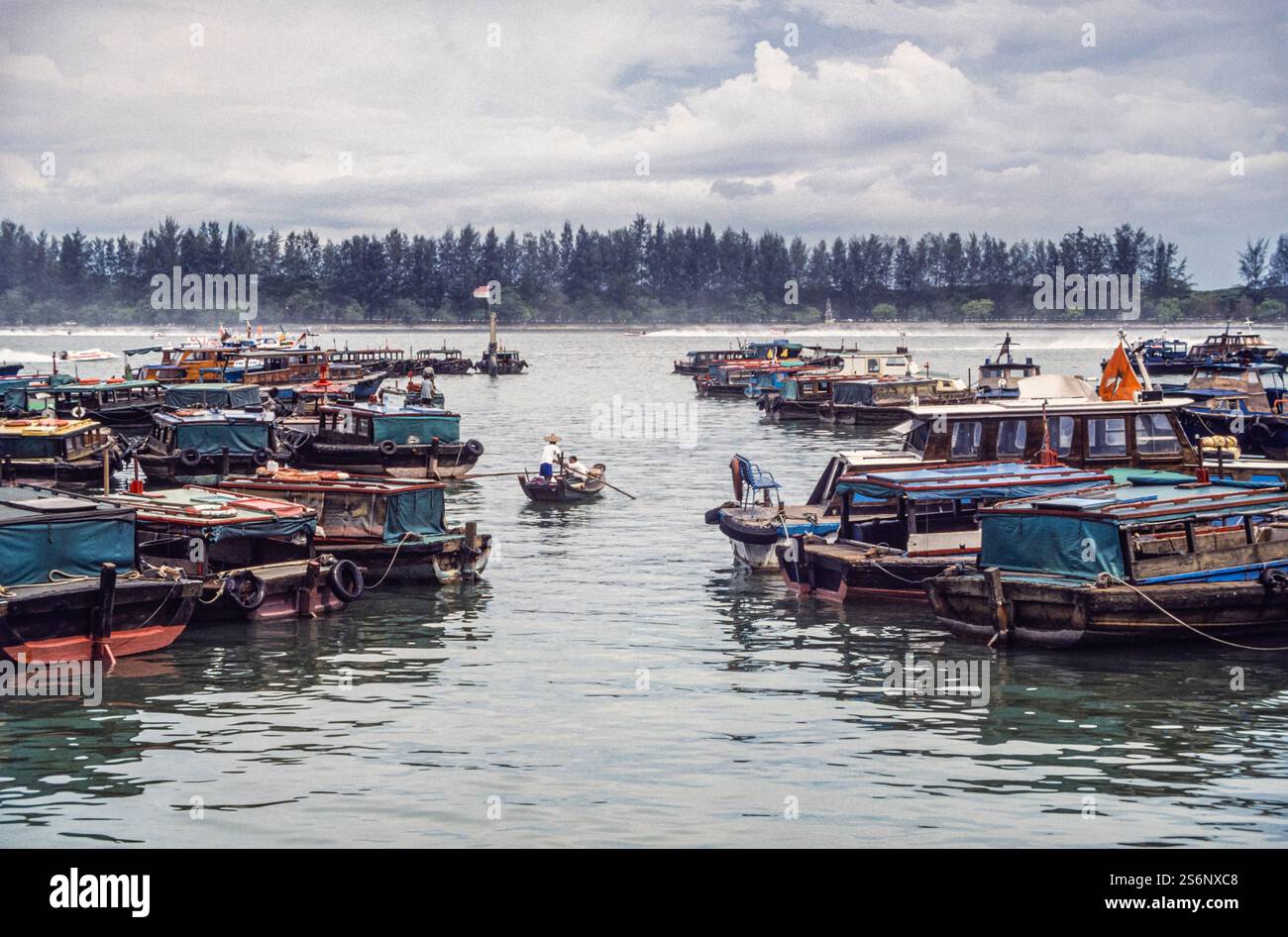 Blick auf traditionelle Sampane, Holzboote, die traditionell zum Transport von Fracht und zum Angeln verwendet werden, in Singapur, Asien. Archivfoto aus dem Jahr 1991 Stockfoto