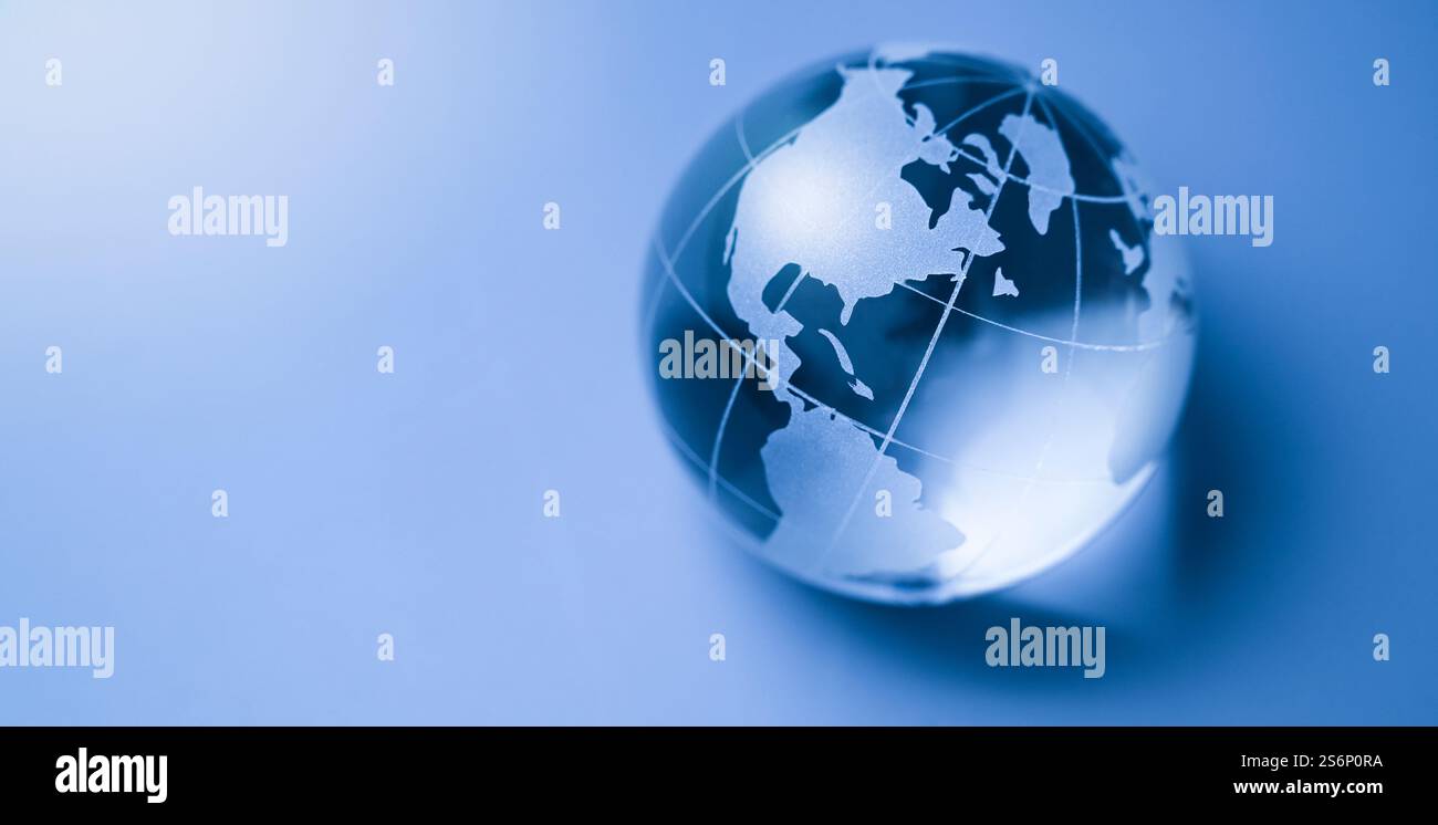 World Business Finance Glaskugel Karte Erdkugel auf blauem Hintergrund mit Kontinenten Fokus amerika, Kanada, Argentinien ein Symbol für die asiatische Wirtschaft. Stockfoto