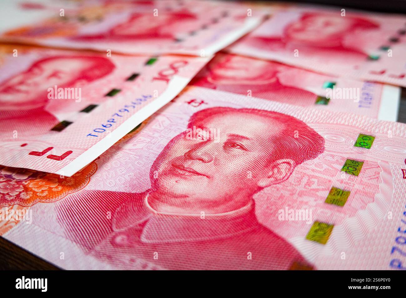 China. Januar 2025. In dieser Abbildung sind einige Renminbi-Banknoten mit einem Nennwert von 100 Yuan auf einem Tisch zu sehen. (Foto: Sheldon Cooper/SOPA Images/SIPA USA) *** ausschließlich für redaktionelle Nachrichten *** Credit: SIPA USA/Alamy Live News Stockfoto