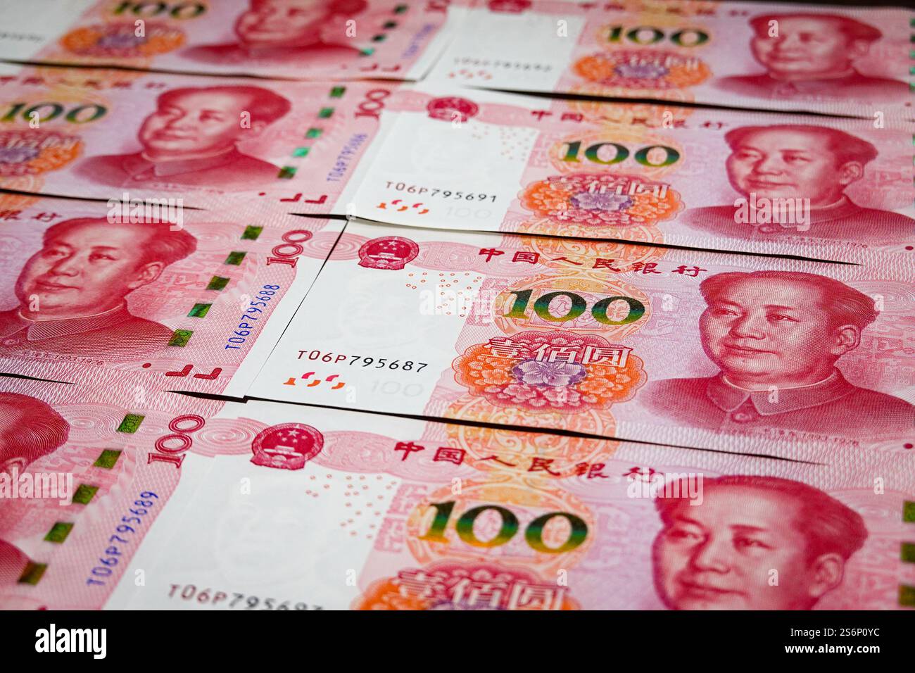 China. Januar 2025. In dieser Abbildung sind einige Renminbi-Banknoten mit einem Nennwert von 100 Yuan auf einem Tisch zu sehen. (Foto: Sheldon Cooper/SOPA Images/SIPA USA) *** ausschließlich für redaktionelle Nachrichten *** Credit: SIPA USA/Alamy Live News Stockfoto