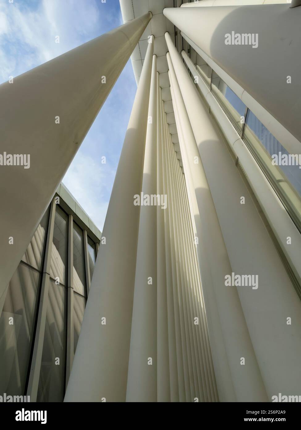 Die Philharmonie, makellose Fassade, unzählige Säulen und geschwungene Wände, ein Meisterwerk im Herzen des Kirchberg-Plateaus, Luxemburg, Europa Stockfoto