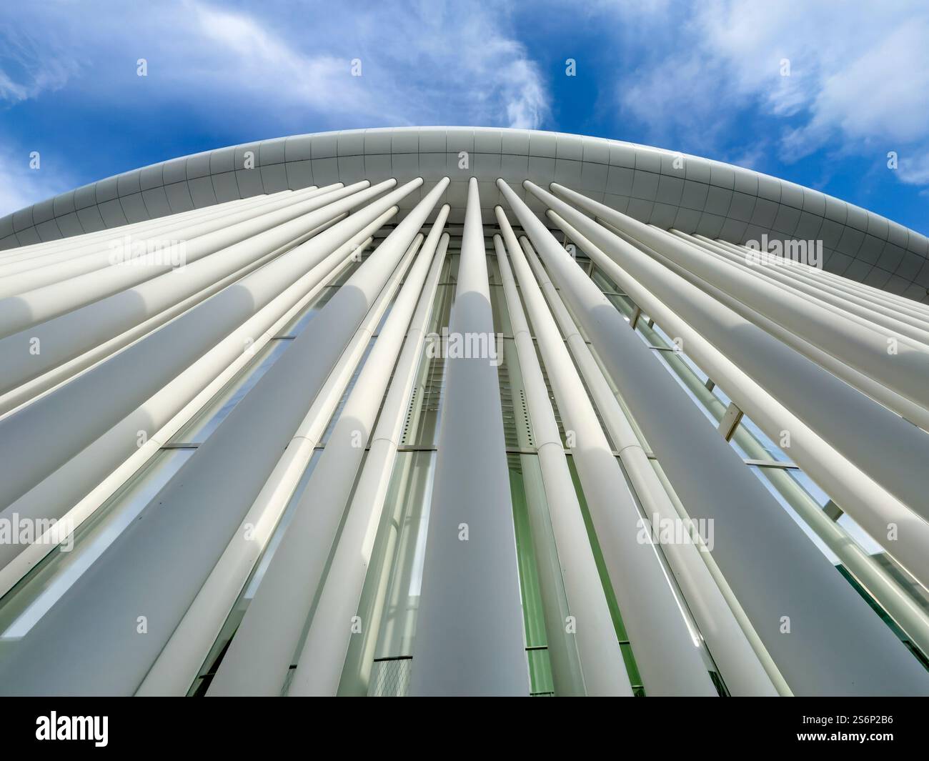 Die Philharmonie, makellose Fassade, unzählige Säulen und geschwungene Wände, ein Meisterwerk im Herzen des Kirchberg-Plateaus, Luxemburg, Europa Stockfoto
