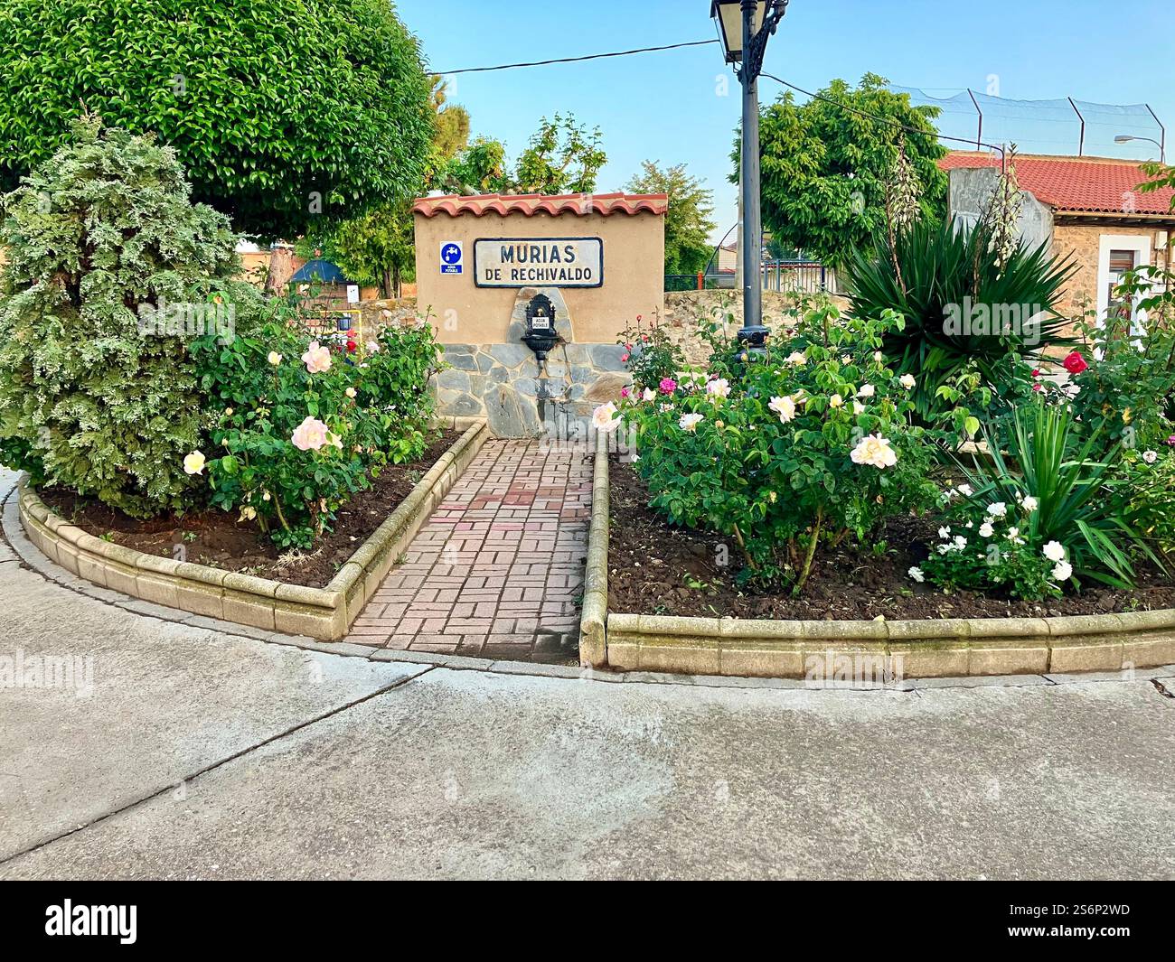 Wasserbrunnen, Eau Trinkbar, Gärten, Pilger, Pilgerfahrt, Camino Francés, Murias de Rechivaldo, in der Nähe von Astorga, Spanien - Smartphone-aufgenommenes Stockfoto