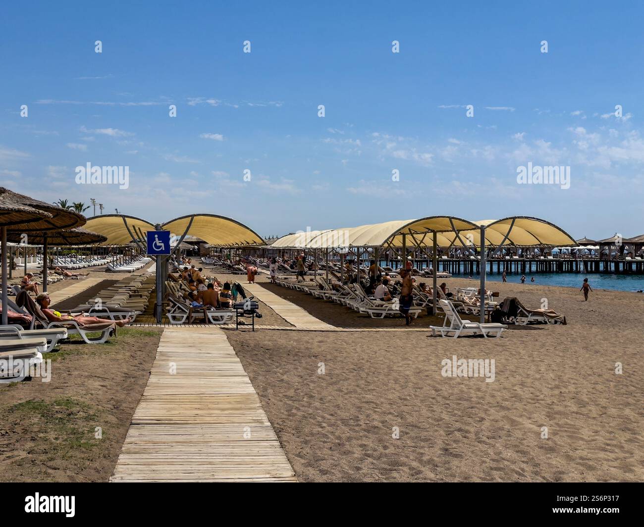 Lebhafter und überdachter Strand des Hotel Miracle Resort, Türkische Riviera, Lara Beach, Antalya, Türkei Stockfoto