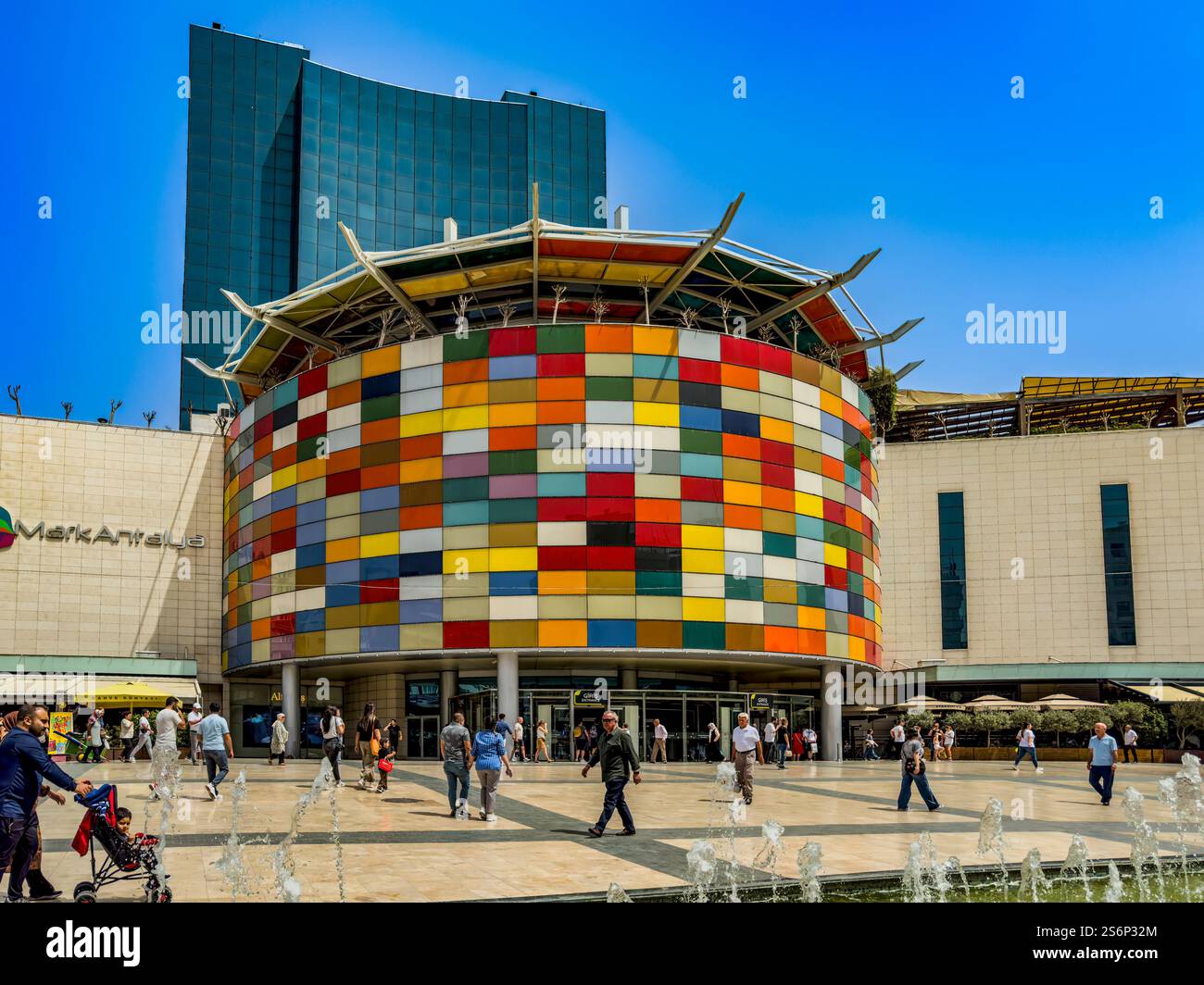 Das MarkAntalya Einkaufszentrum in Muratpasa besticht durch moderne Architektur und nationale und internationale Markenprodukte, Antalya, Türkei Stockfoto