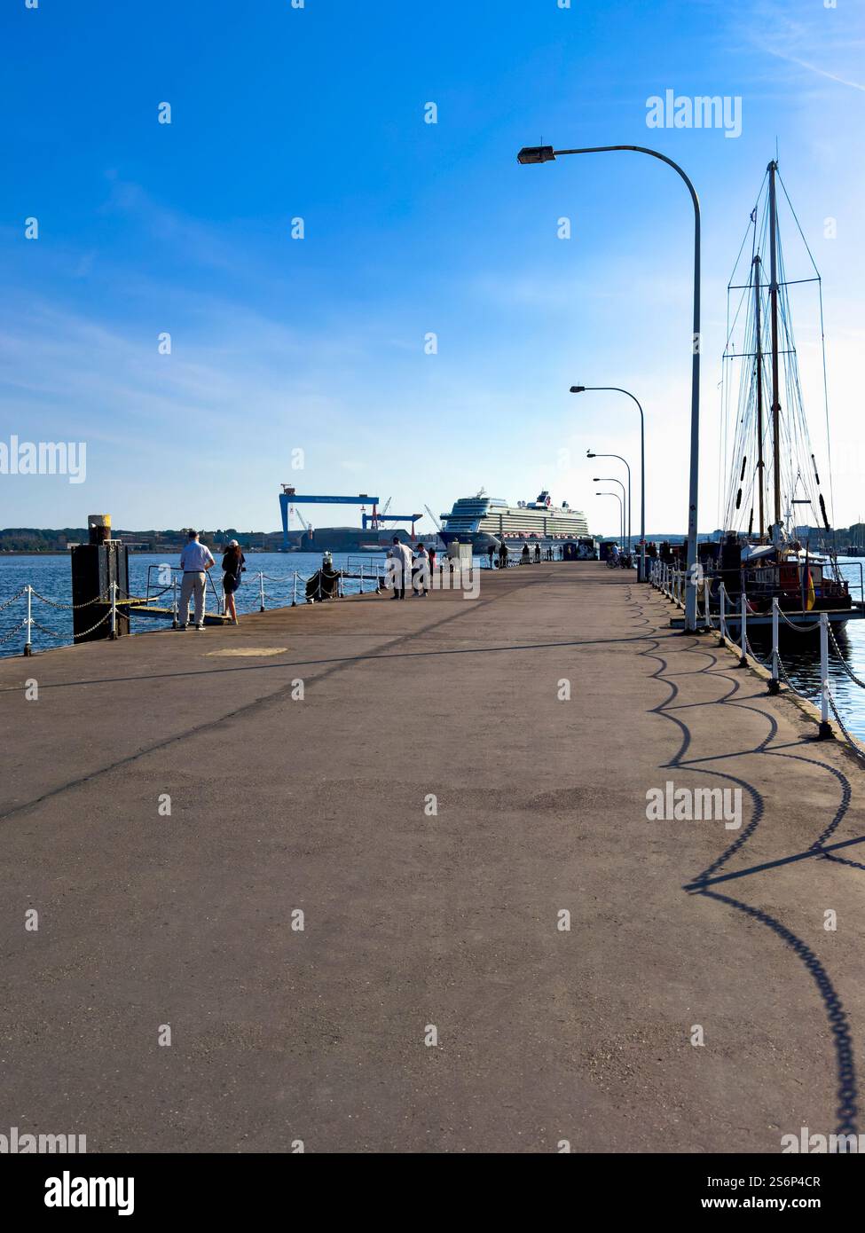 Ostseekai und Sandhafen mit neuer Plattform in Kiel, Schleswig-Holstein, Deutschland, Europa Stockfoto