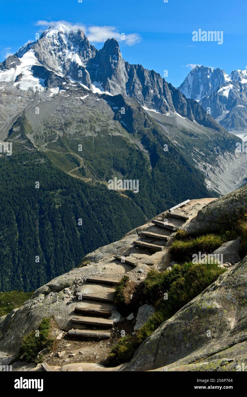 Schritte auf einem steilen Wanderweg im Wandergebiet Chamonx, hinter den Gipfeln Aiguille Verte und Aiguille du Dru, Chamonix, Haute Savoie, Frankreich Stockfoto