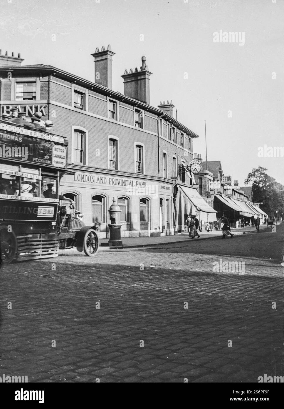 Archivfoto aus den 1920er Jahren eines Busses, der an einer Filiale der London and Provincial Bank vorbeifährt. Er soll in South London sein. Stockfoto