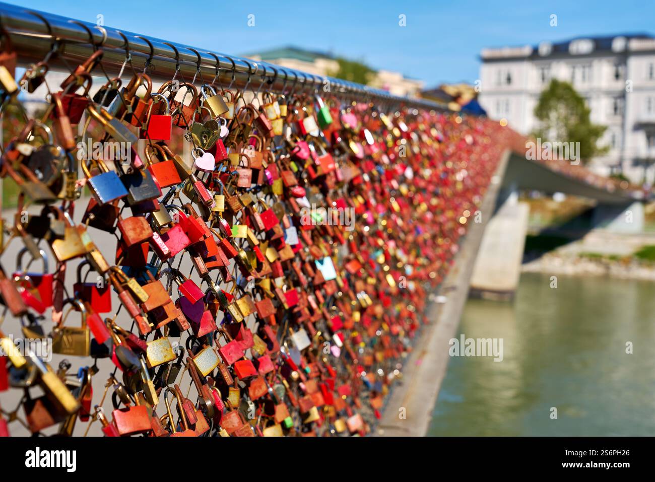 Makartsteg Brücke Love Locks über die Salzach. Love Locks auf der Makartsteg-Brücke über die Salzach. Symbole ewiger Liebe. Salzburg. Stockfoto