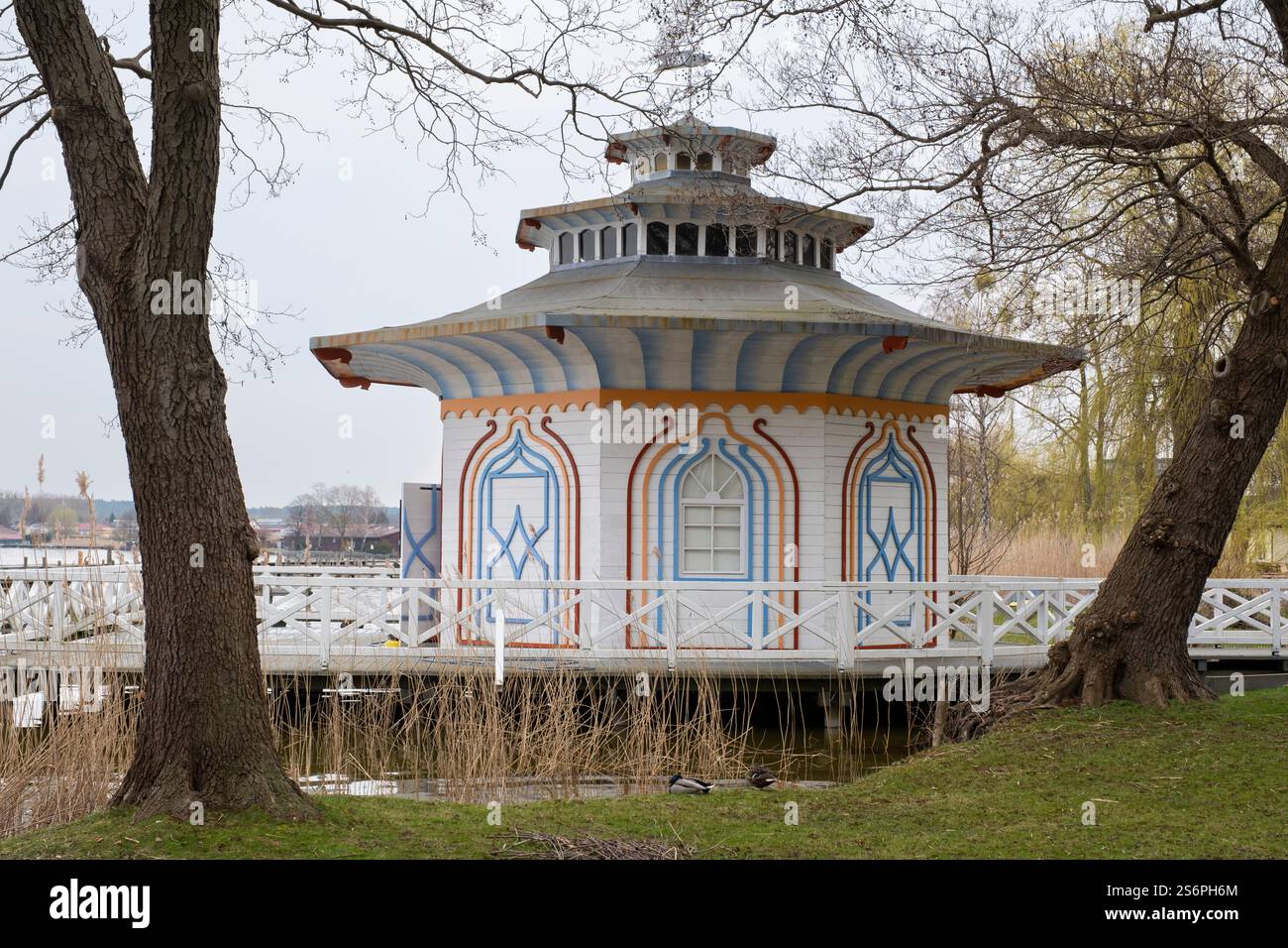 Deutschland, Mecklenburg-Vorpommern, Mecklenburgische Seenplatte, Neustrelitz, Zierker See, Waschhaus, chinesischer Pavillon Stockfoto