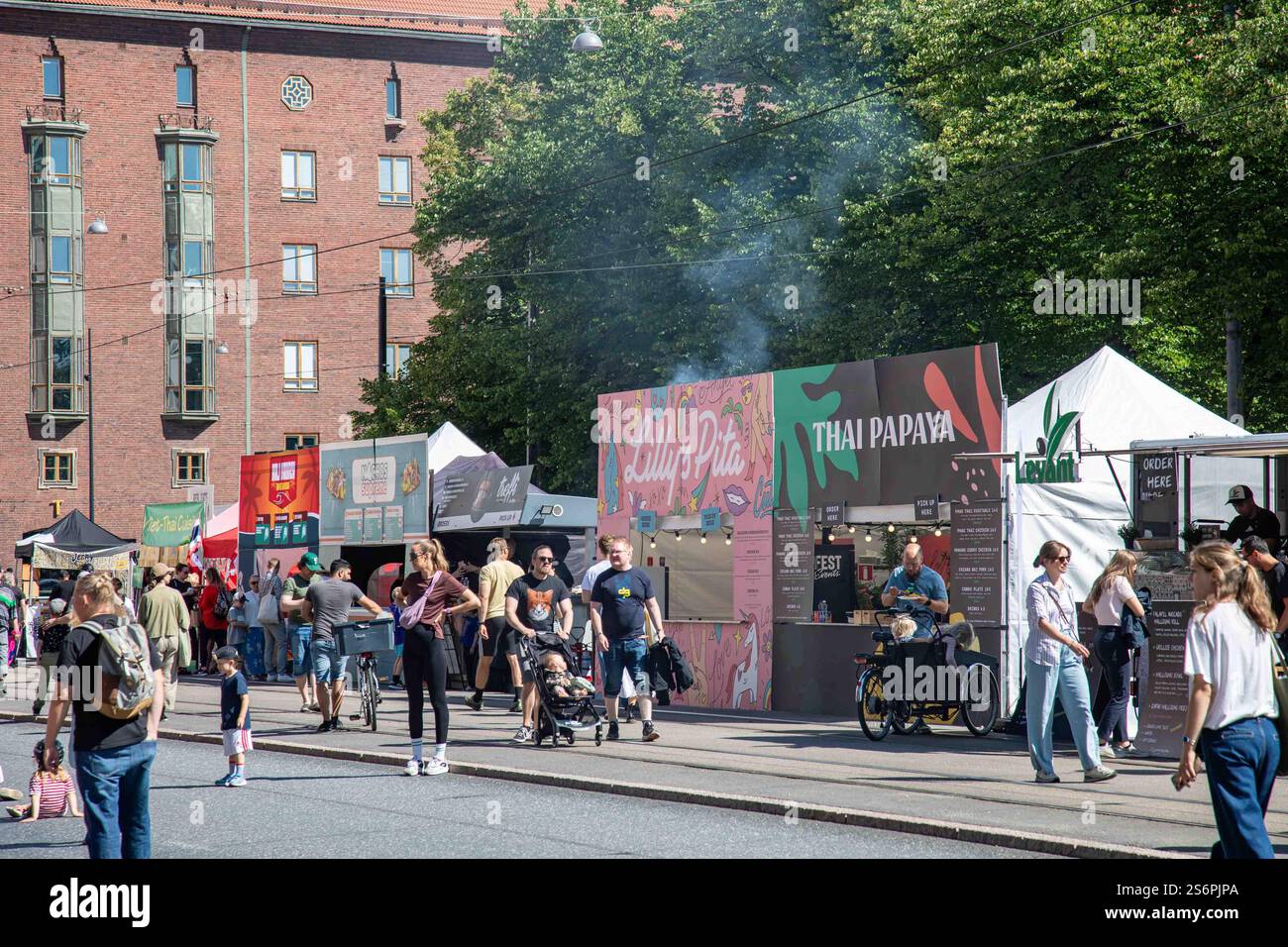 Street Food-Händler entlang Hämeentie bei der Kallio Block Party 2024 in Helsinki, Finnland Stockfoto