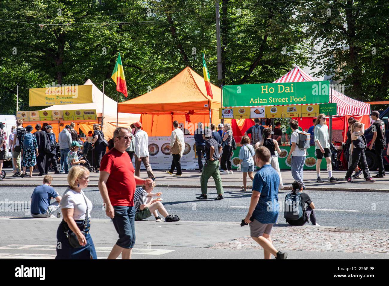 Menschen und Street Food-Händler auf Hämeentie bei der Kallio Block Party 2024 in Helsinki, Finnland Stockfoto