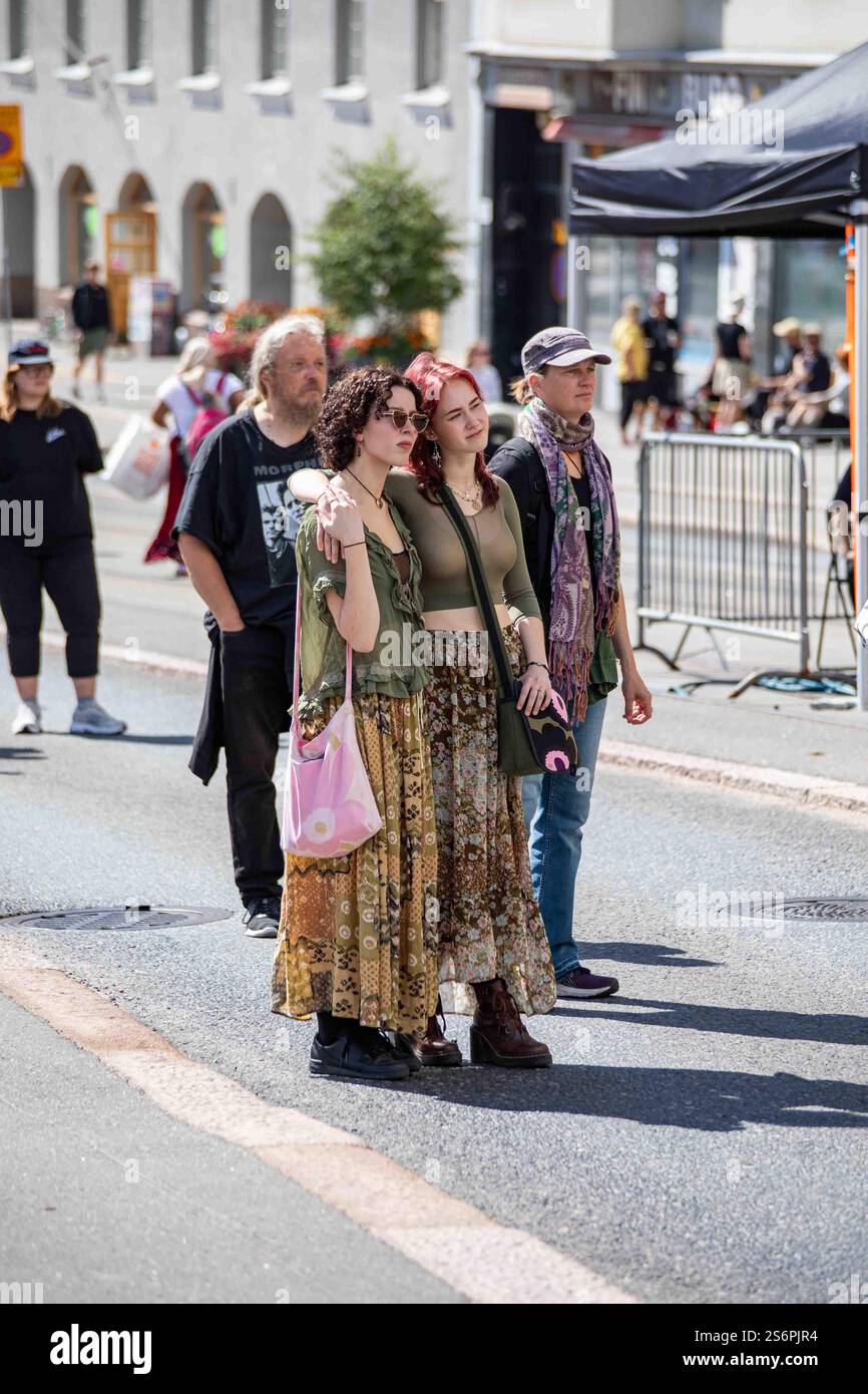 Junge Frauen bei der Kallio Block Party 2024 im Bezirk Kallio in Helsinki, Finnland Stockfoto