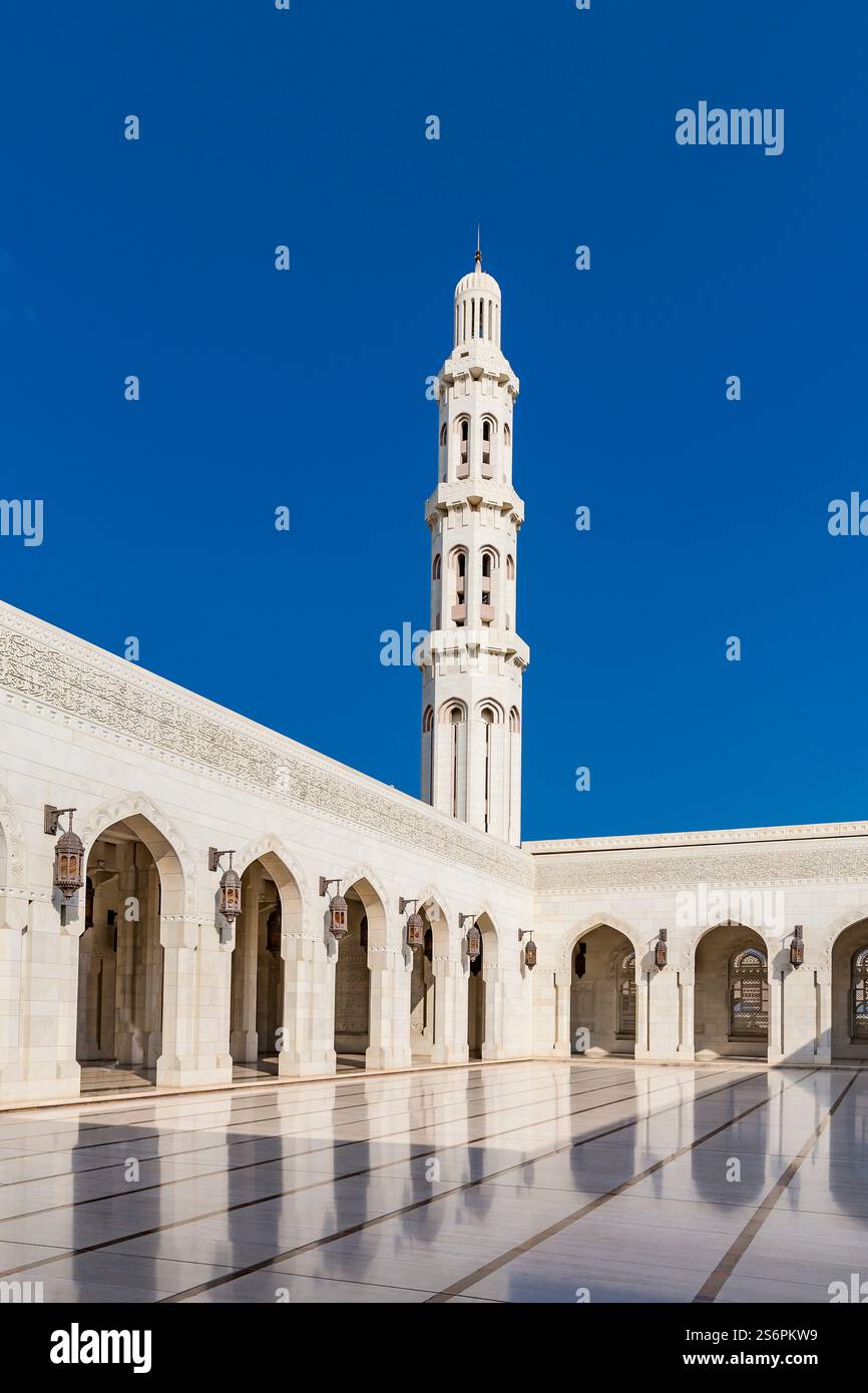 Minarett, Innenhof, Sultan Qaboos Große Moschee, Muskat, Muskat, Oman, Arabische Halbinsel, Naher Osten, Asien Stockfoto