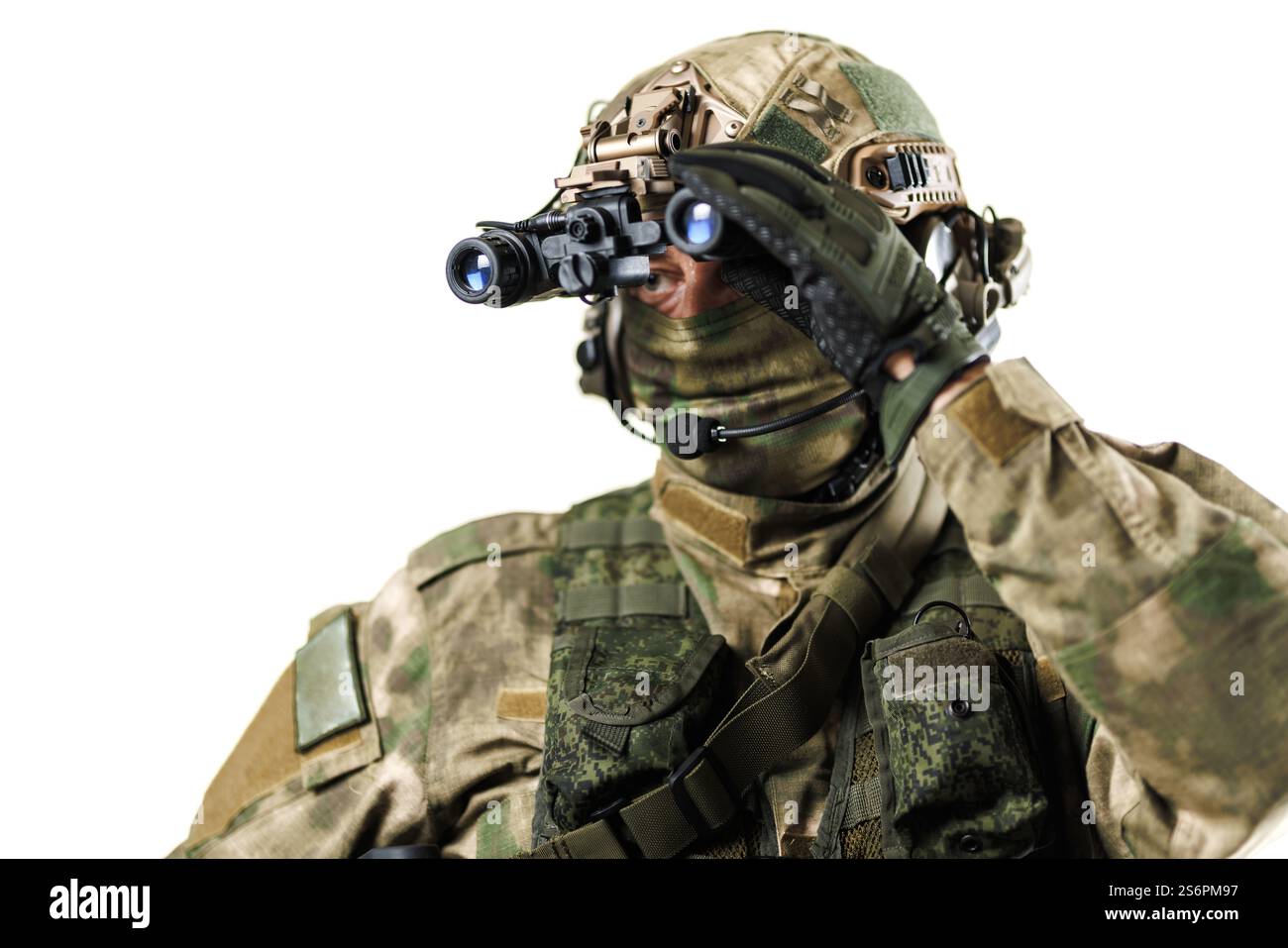 Nahaufnahme eines Soldaten, der mit fortschrittlicher taktischer Ausrüstung ausgestattet ist und durch eine Nachtsichtbrille untersucht wird. Professionelles Ambiente mit weißem Hintergrund Stockfoto