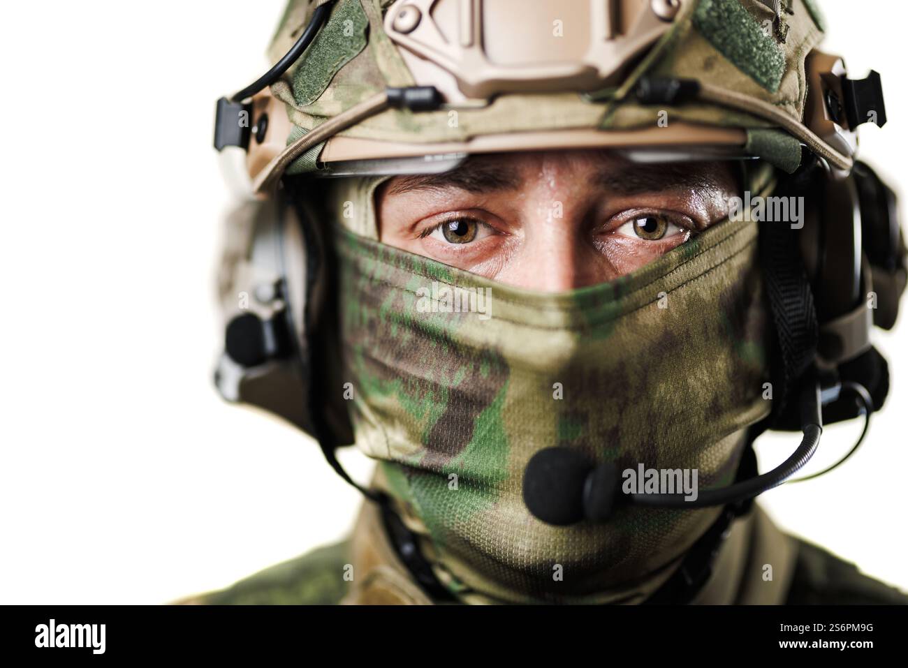 Eine detaillierte Ansicht eines Soldaten in Helm und Tarnmaske, die seine Augen hervorhebt. Stockfoto