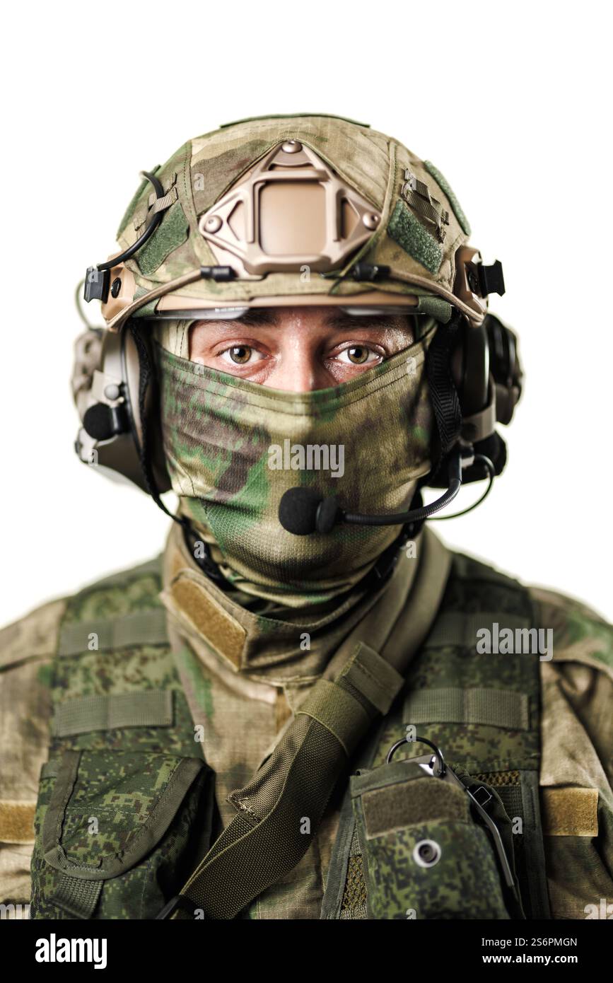 Nahaufnahme eines Soldaten in voller taktischer Ausrüstung, einschließlich Helm und Headset. Der Soldat trägt Tarnung und Ausrüstung, die zum Schutz entwickelt wurde Stockfoto