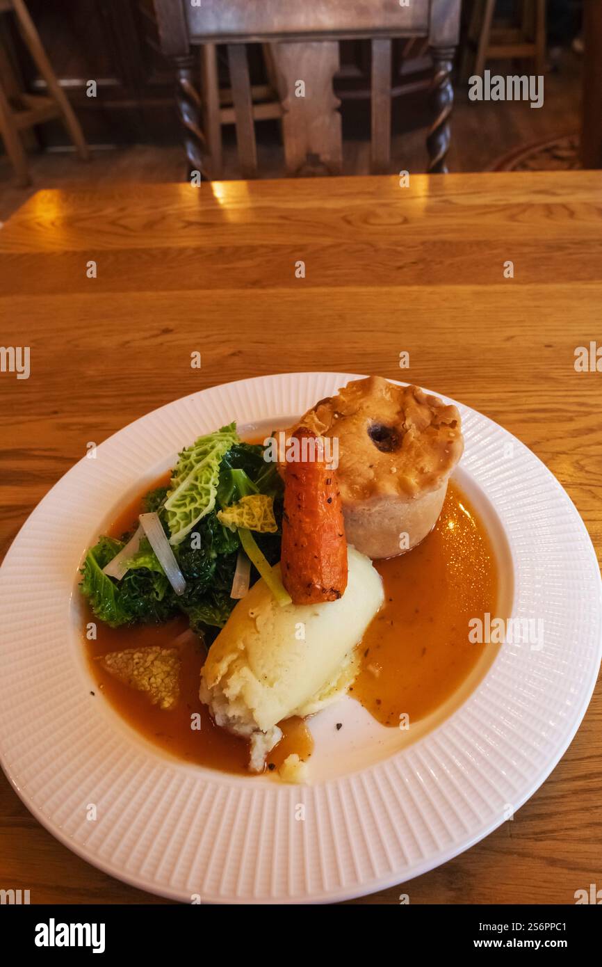England, Kent, Tunbridge Wells, Langton Green, The Hare Pub, Typisches Pub-Essen Stockfoto