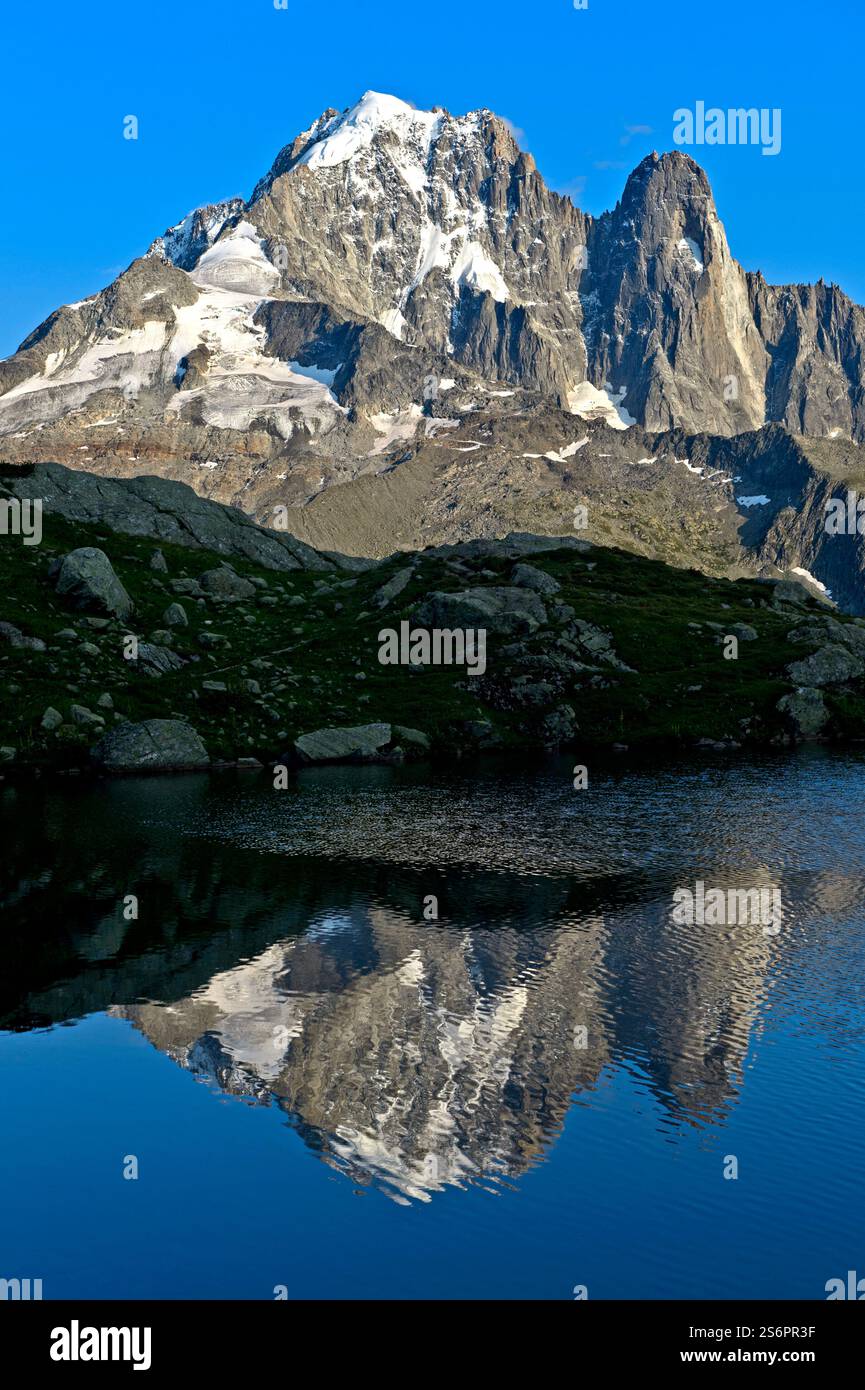 Reflexion der Gipfel Aiguille Verte und Aiguille du Dru im Bergsee Lacs des Cheserys im Naturschutzgebiet Aiguilles Rouges, Chamonix, Haute Savoie, Frankreich Stockfoto