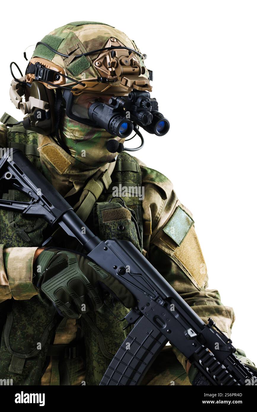 Ein taktischer Soldat mit Tarnkleidung, Schusswaffe und Nachtsichtbrille, bereit für Action. Das Gerät zeigt die Bereitschaft für c Stockfoto