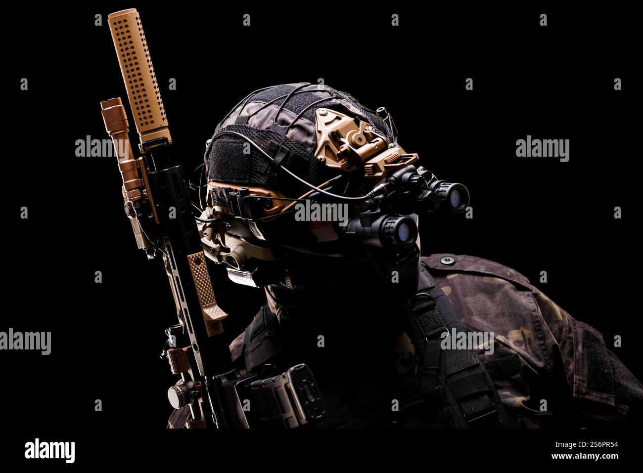 Ein Soldat in taktischer Ausrüstung, ausgestattet mit Gewehr und Nachtsichttechnologie, wird in einer Profilansicht vor dunklem Hintergrund gesehen, die die Prepa zeigt Stockfoto