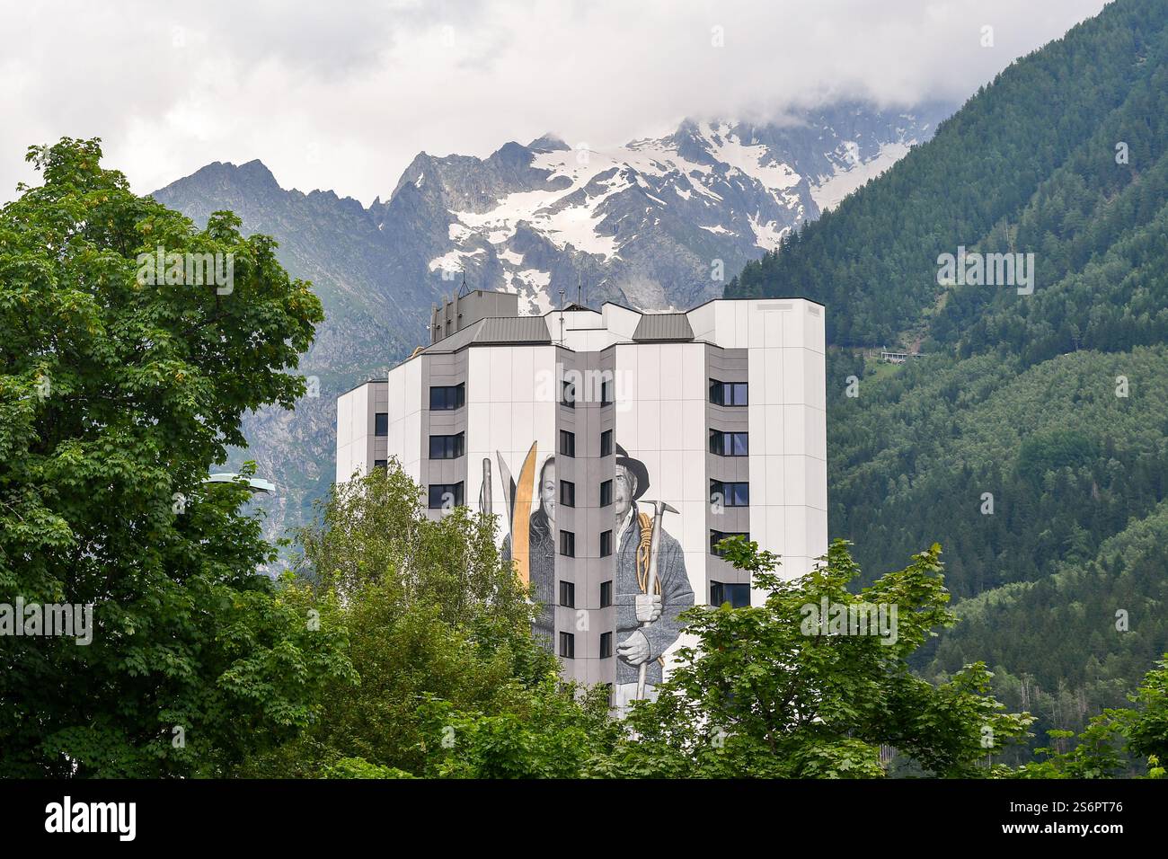 Die nationale Ski- und Bergsteigerschule mit dem Wandgemälde von Swen Oner und der Aiguille du Dru im Hintergrund, Chamonix, Haute Savoie, Frankreich Stockfoto
