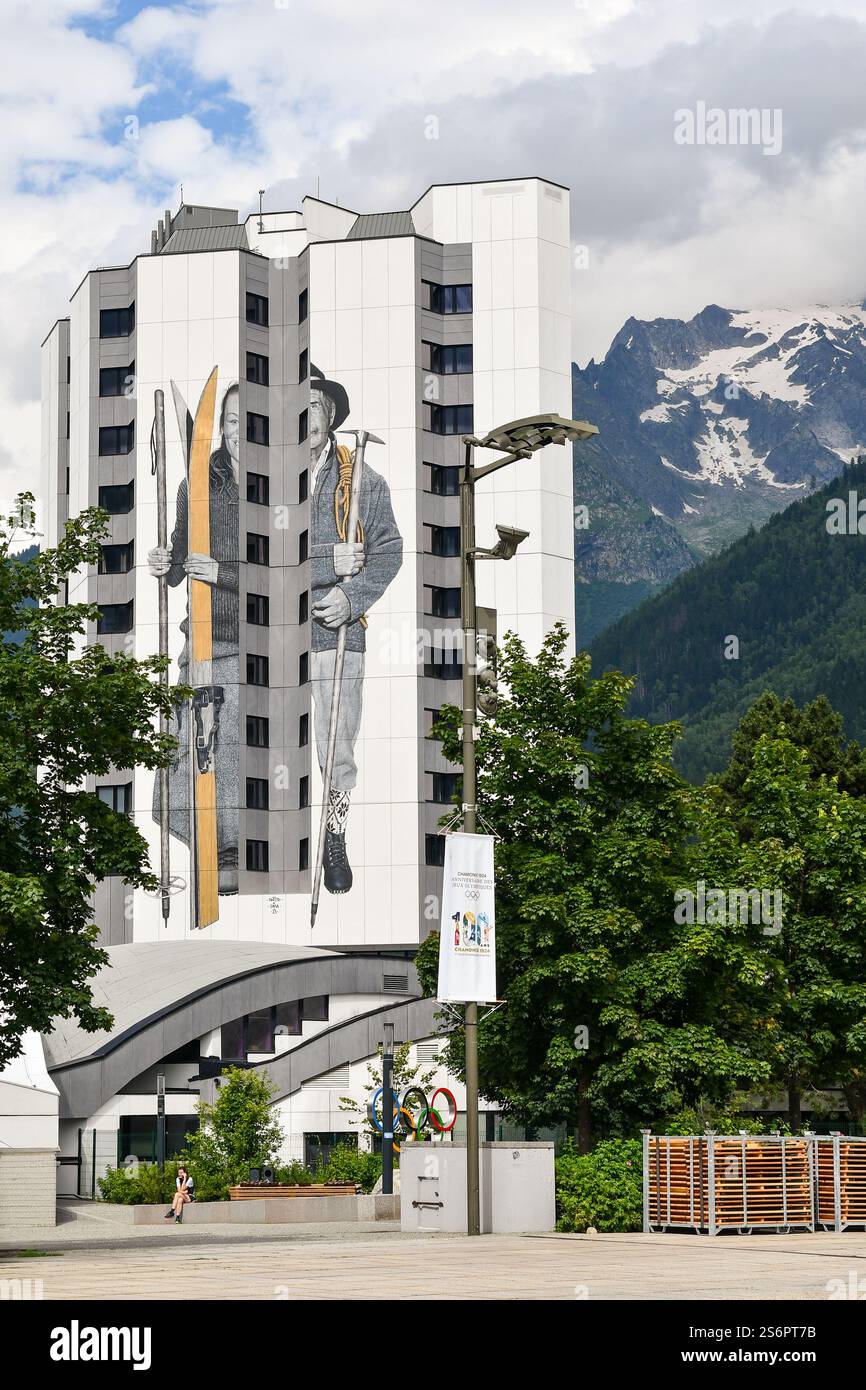 Die nationale Ski- und Bergsteigerschule mit dem Wandgemälde von Swen Oner und der Aiguille du Dru im Hintergrund, Chamonix, Haute Savoie, Frankreich Stockfoto