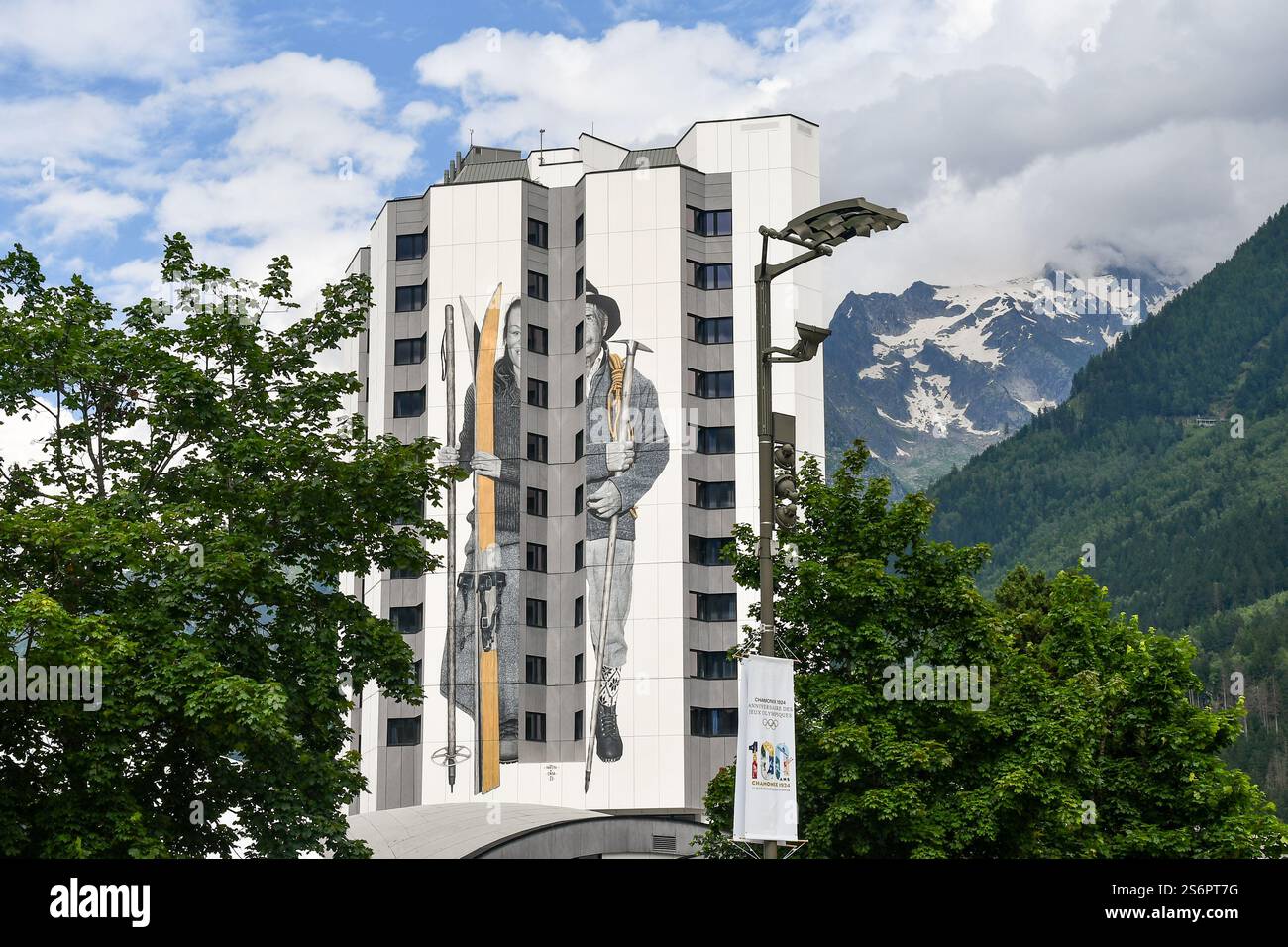 Die nationale Ski- und Bergsteigerschule mit dem Wandgemälde von Swen Oner und der Aiguille du Dru im Hintergrund, Chamonix, Haute Savoie, Frankreich Stockfoto