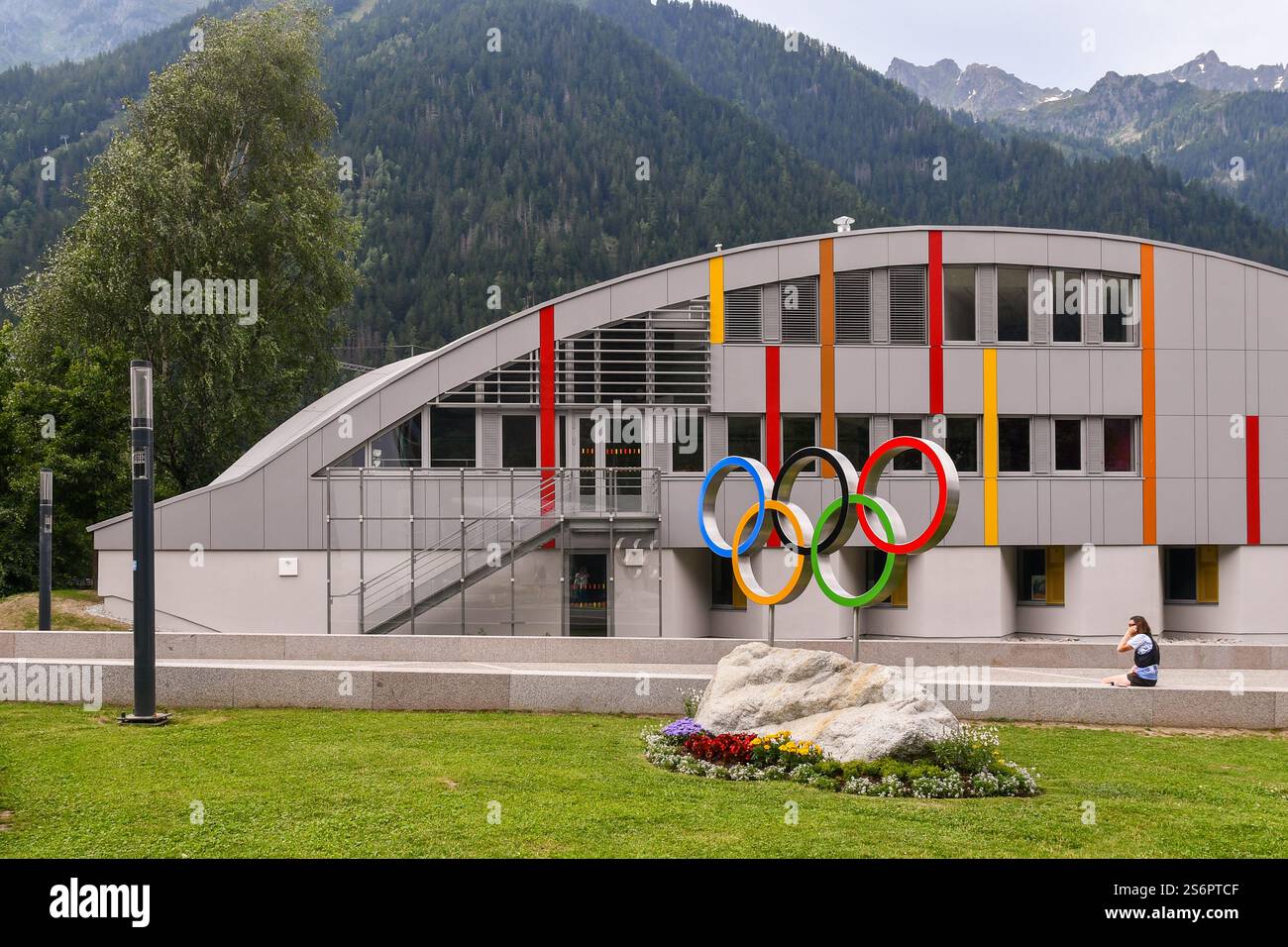 Logo der Olympischen Spiele vor dem Jugend- und Kulturzentrum. Chamonix war Austragungsort der ersten Olympischen Winterspiele 1924 in Chamonix, Frankreich Stockfoto