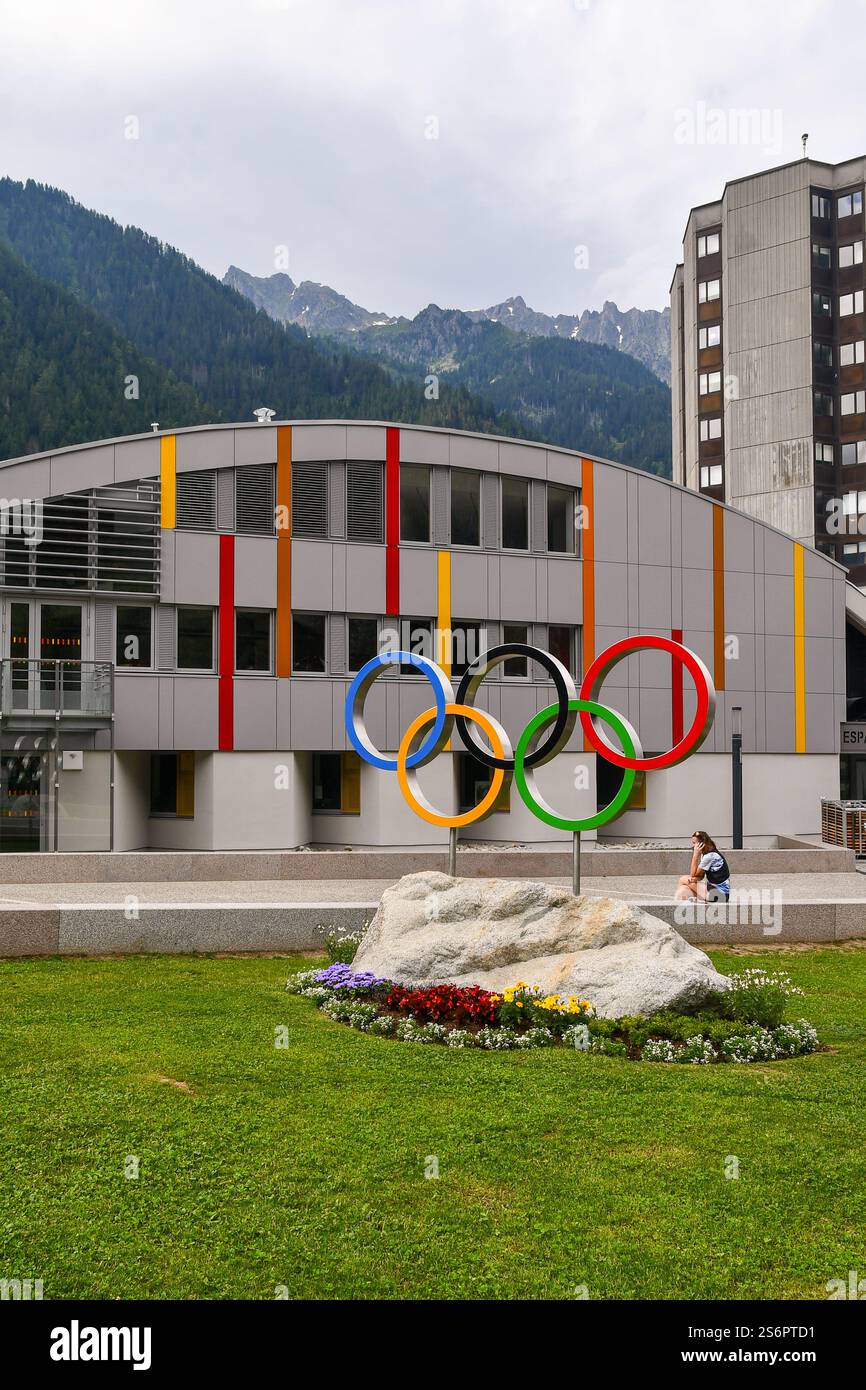 Logo der Olympischen Spiele vor dem Jugend- und Kulturzentrum. Chamonix war Austragungsort der ersten Olympischen Winterspiele 1924 in Chamonix, Frankreich Stockfoto