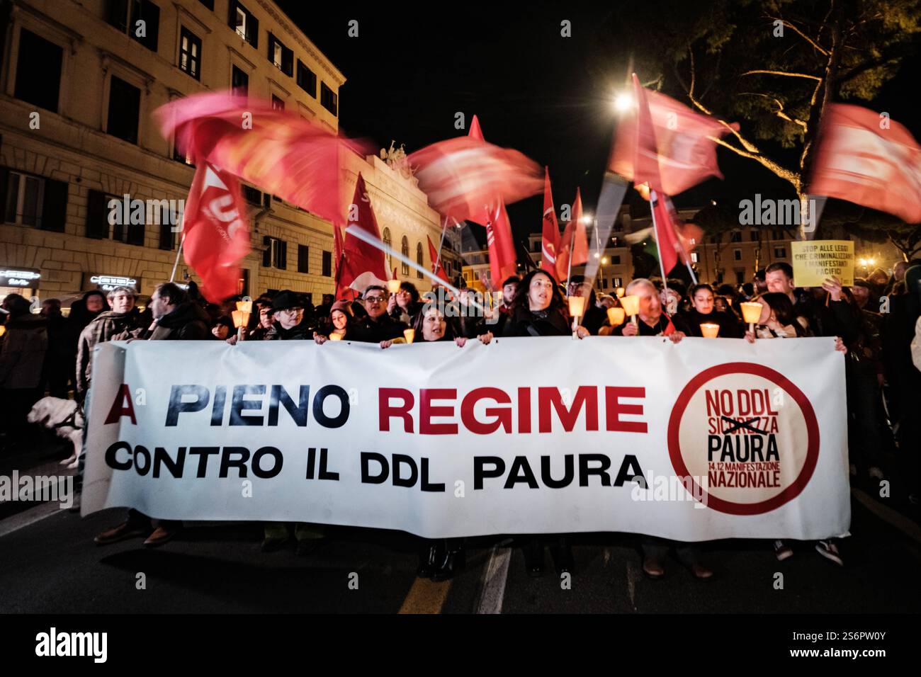 Rom, Demonstration gegen das neue Sicherheitsgesetz DDL1660. Hunderte in Rom bei der Demonstration, die von Amnesty International und Rete A Pieno-Regime gegen das Gesetz organisiert wurde, das Änderungen des Strafgesetzbuches gegen Straßensperren vorsieht, für diejenigen, die sich gegen den Bau großer öffentlicher Infrastrukturen wehren und für diejenigen, die in Haftanstalten für Rückführung CPR und Gefängnisse protestieren, am 17. Januar 2024 in Rom, Italien. Copyright: XAndreaxCalandrax Stockfoto
