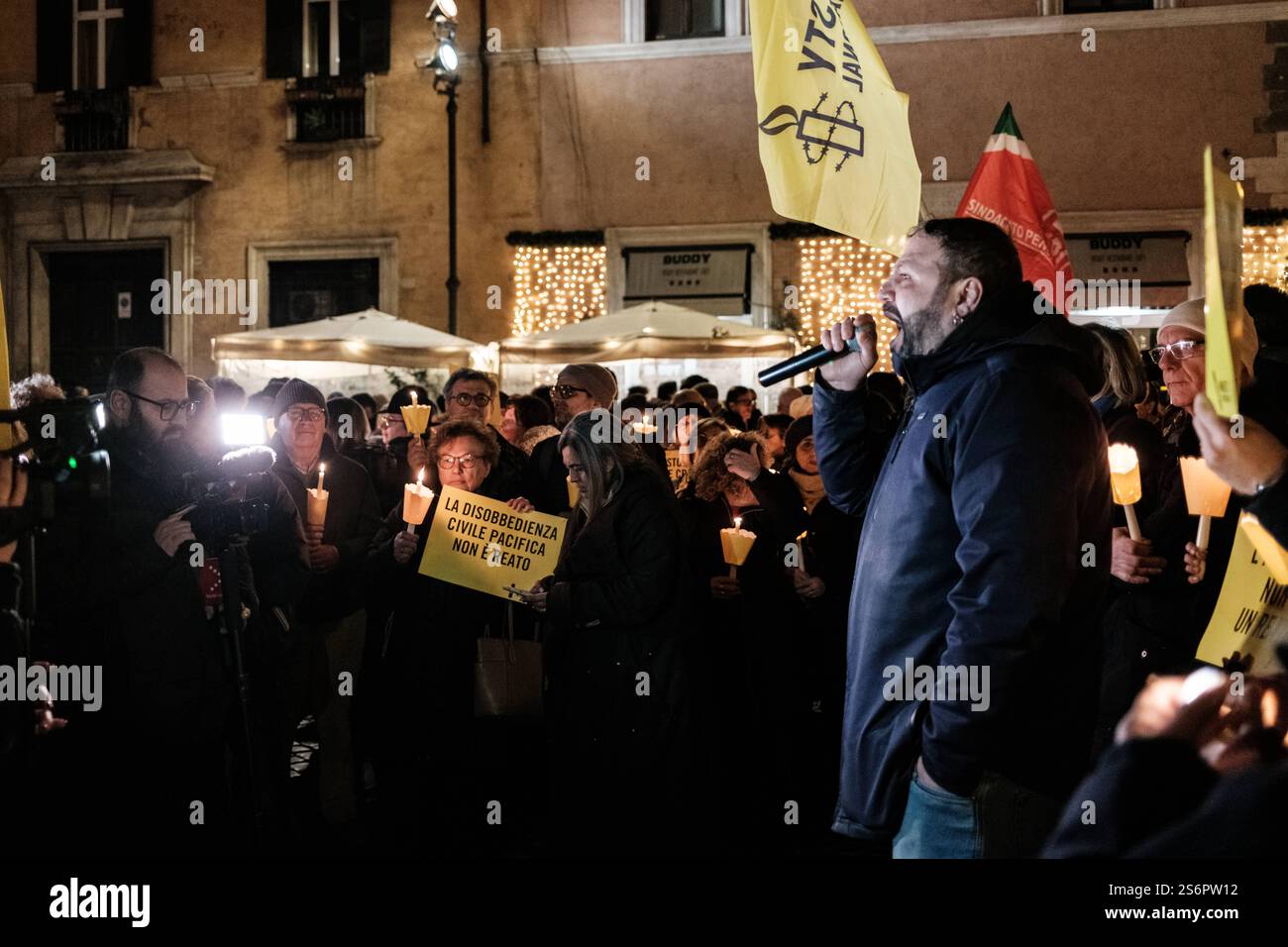 Rom, Demonstration gegen das neue Sicherheitsgesetz DDL1660. Hunderte in Rom bei der Demonstration, die von Amnesty International und Rete A Pieno-Regime gegen das Gesetz organisiert wurde, das Änderungen des Strafgesetzbuches gegen Straßensperren vorsieht, für diejenigen, die sich gegen den Bau großer öffentlicher Infrastrukturen wehren und für diejenigen, die in Haftanstalten für Rückführung CPR und Gefängnisse protestieren, am 17. Januar 2024 in Rom, Italien. Copyright: XAndreaxCalandrax Stockfoto
