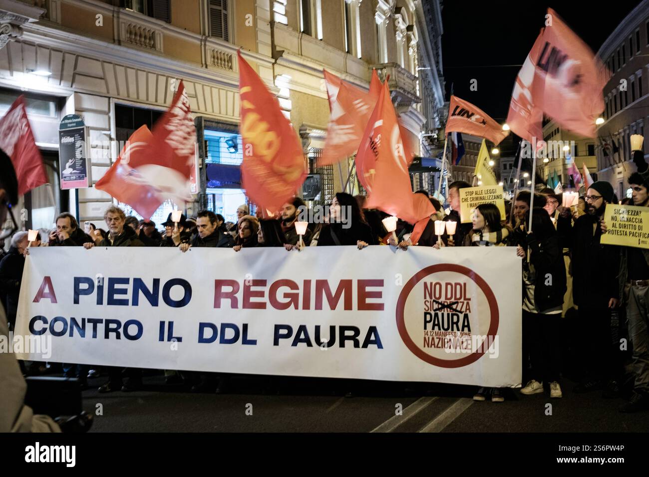 Rom, Demonstration gegen das neue Sicherheitsgesetz DDL1660. Hunderte in Rom bei der Demonstration, die von Amnesty International und Rete A Pieno-Regime gegen das Gesetz organisiert wurde, das Änderungen des Strafgesetzbuches gegen Straßensperren vorsieht, für diejenigen, die sich gegen den Bau großer öffentlicher Infrastrukturen wehren und für diejenigen, die in Haftanstalten für Rückführung CPR und Gefängnisse protestieren, am 17. Januar 2024 in Rom, Italien. Copyright: XAndreaxCalandrax Stockfoto