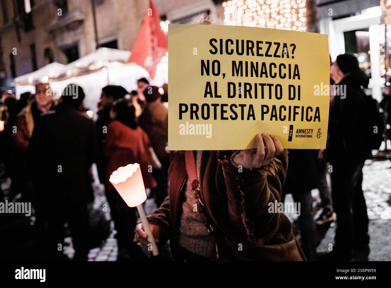 Rom, Demonstration gegen das neue Sicherheitsgesetz DDL1660. Hunderte in Rom bei der Demonstration, die von Amnesty International und Rete A Pieno-Regime gegen das Gesetz organisiert wurde, das Änderungen des Strafgesetzbuches gegen Straßensperren vorsieht, für diejenigen, die sich gegen den Bau großer öffentlicher Infrastrukturen wehren und für diejenigen, die in Haftanstalten für Rückführung CPR und Gefängnisse protestieren, am 17. Januar 2024 in Rom, Italien. Copyright: XAndreaxCalandrax Stockfoto