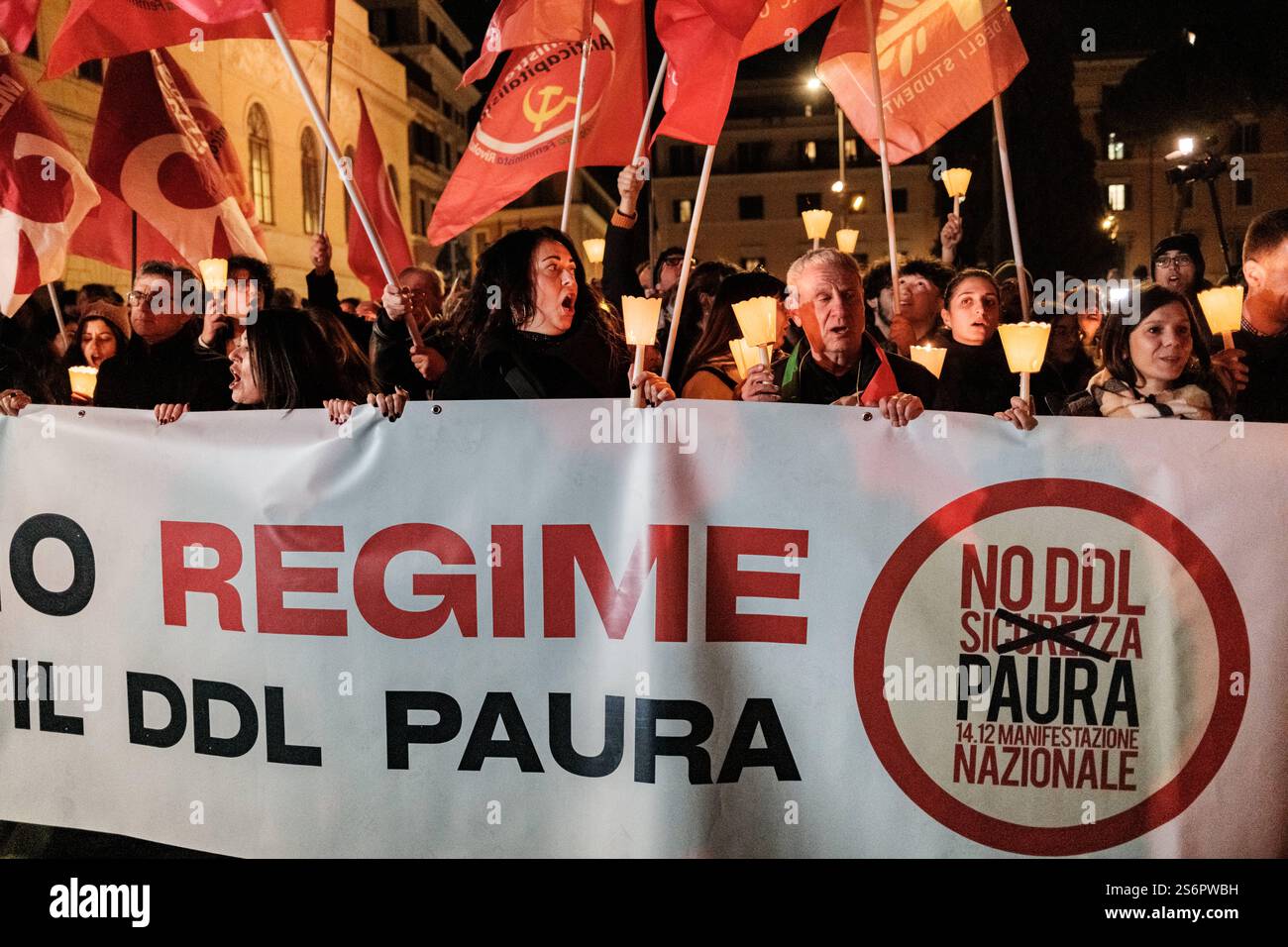 Rom, Demonstration gegen das neue Sicherheitsgesetz DDL1660. Hunderte in Rom bei der Demonstration, die von Amnesty International und Rete A Pieno-Regime gegen das Gesetz organisiert wurde, das Änderungen des Strafgesetzbuches gegen Straßensperren vorsieht, für diejenigen, die sich gegen den Bau großer öffentlicher Infrastrukturen wehren und für diejenigen, die in Haftanstalten für Rückführung CPR und Gefängnisse protestieren, am 17. Januar 2024 in Rom, Italien. Copyright: XAndreaxCalandrax Stockfoto