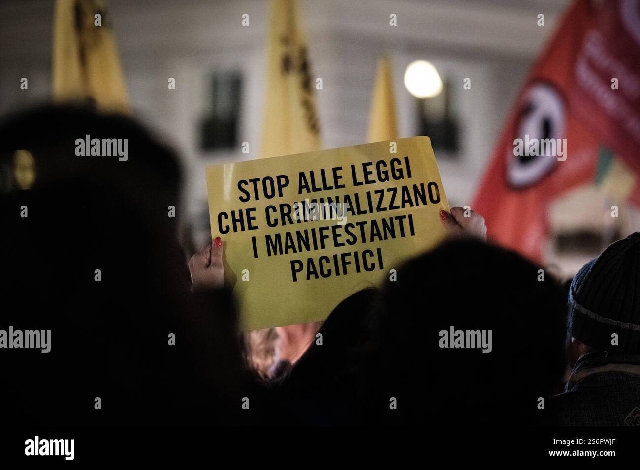 Rom, Demonstration gegen das neue Sicherheitsgesetz DDL1660. Hunderte in Rom bei der Demonstration, die von Amnesty International und Rete A Pieno-Regime gegen das Gesetz organisiert wurde, das Änderungen des Strafgesetzbuches gegen Straßensperren vorsieht, für diejenigen, die sich gegen den Bau großer öffentlicher Infrastrukturen wehren und für diejenigen, die in Haftanstalten für Rückführung CPR und Gefängnisse protestieren, am 17. Januar 2024 in Rom, Italien. Copyright: XAndreaxCalandrax Stockfoto