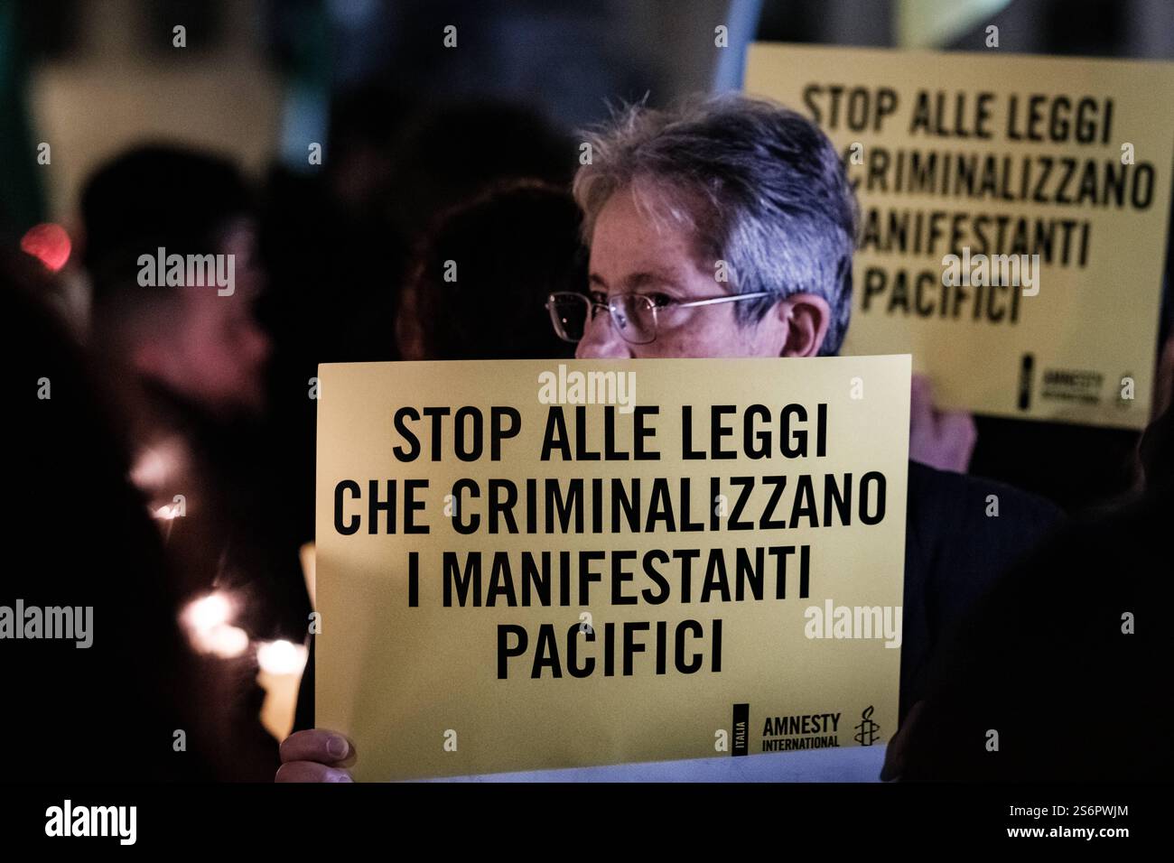 Rom, Demonstration gegen das neue Sicherheitsgesetz DDL1660. Hunderte in Rom bei der Demonstration, die von Amnesty International und Rete A Pieno-Regime gegen das Gesetz organisiert wurde, das Änderungen des Strafgesetzbuches gegen Straßensperren vorsieht, für diejenigen, die sich gegen den Bau großer öffentlicher Infrastrukturen wehren und für diejenigen, die in Haftanstalten für Rückführung CPR und Gefängnisse protestieren, am 17. Januar 2024 in Rom, Italien. Copyright: XAndreaxCalandrax Stockfoto