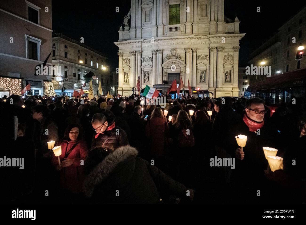 Rom, Demonstration gegen das neue Sicherheitsgesetz DDL1660. Hunderte in Rom bei der Demonstration, die von Amnesty International und Rete A Pieno-Regime gegen das Gesetz organisiert wurde, das Änderungen des Strafgesetzbuches gegen Straßensperren vorsieht, für diejenigen, die sich gegen den Bau großer öffentlicher Infrastrukturen wehren und für diejenigen, die in Haftanstalten für Rückführung CPR und Gefängnisse protestieren, am 17. Januar 2024 in Rom, Italien. Copyright: XAndreaxCalandrax Stockfoto