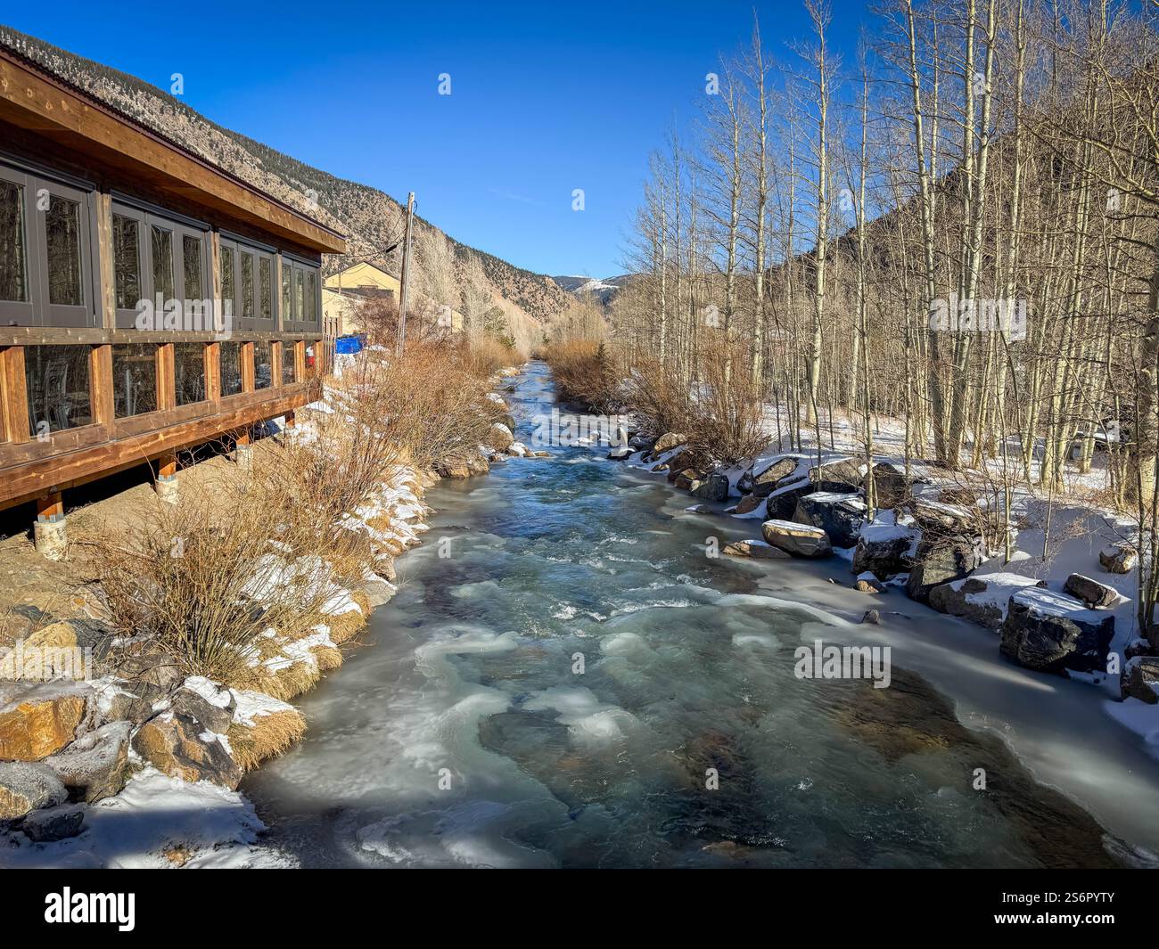 Ein gefrorener Clear Creek fließt am Samstag, dem 30. November 2024 durch Georgetown, Colorado. Stockfoto