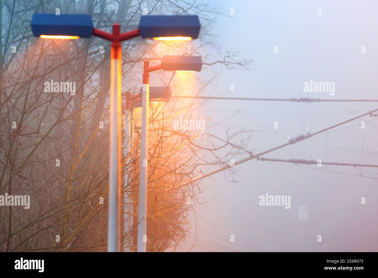 Eingeschränkte Sicht trotz Laternen Laternen auf einem Bahnhof können bei dichtem Nebel nur fahles Licht spenden. Essen Nordrhein-Westfalen Deutschland *** begrenzte Sicht trotz Laternen Laternen an einem Bahnhof können nur bei dichtem Nebel blasses Licht erzeugen Essen Nordrhein-Westfalen Deutschland Stockfoto