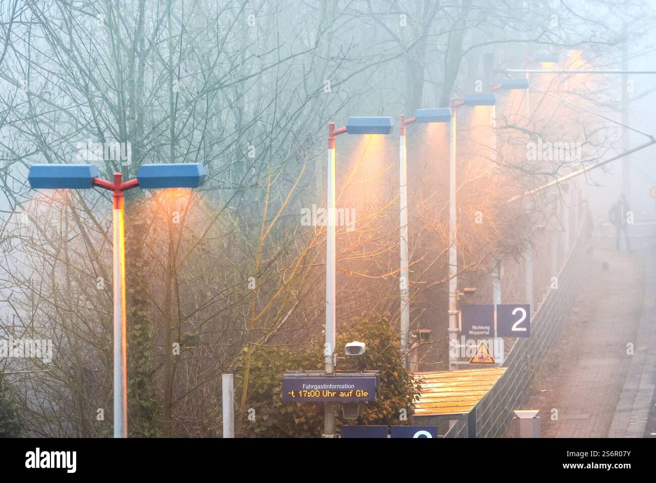 Eingeschränkte Sicht trotz Laternen Laternen auf einem Bahnhof können bei dichtem Nebel nur fahles Licht spenden. Essen Nordrhein-Westfalen Deutschland *** begrenzte Sicht trotz Laternen Laternen an einem Bahnhof können nur bei dichtem Nebel blasses Licht erzeugen Essen Nordrhein-Westfalen Deutschland Stockfoto