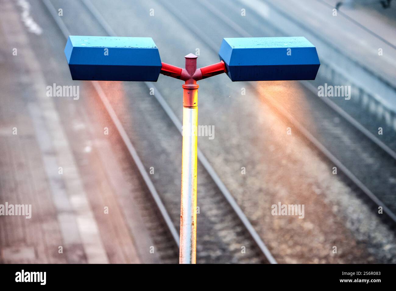 Eingeschränkte Sicht trotz Laternen Laternen auf einem Bahnhof können bei dichtem Nebel nur fahles Licht spenden. Essen Nordrhein-Westfalen Deutschland *** begrenzte Sicht trotz Laternen Laternen an einem Bahnhof können nur bei dichtem Nebel blasses Licht erzeugen Essen Nordrhein-Westfalen Deutschland Stockfoto