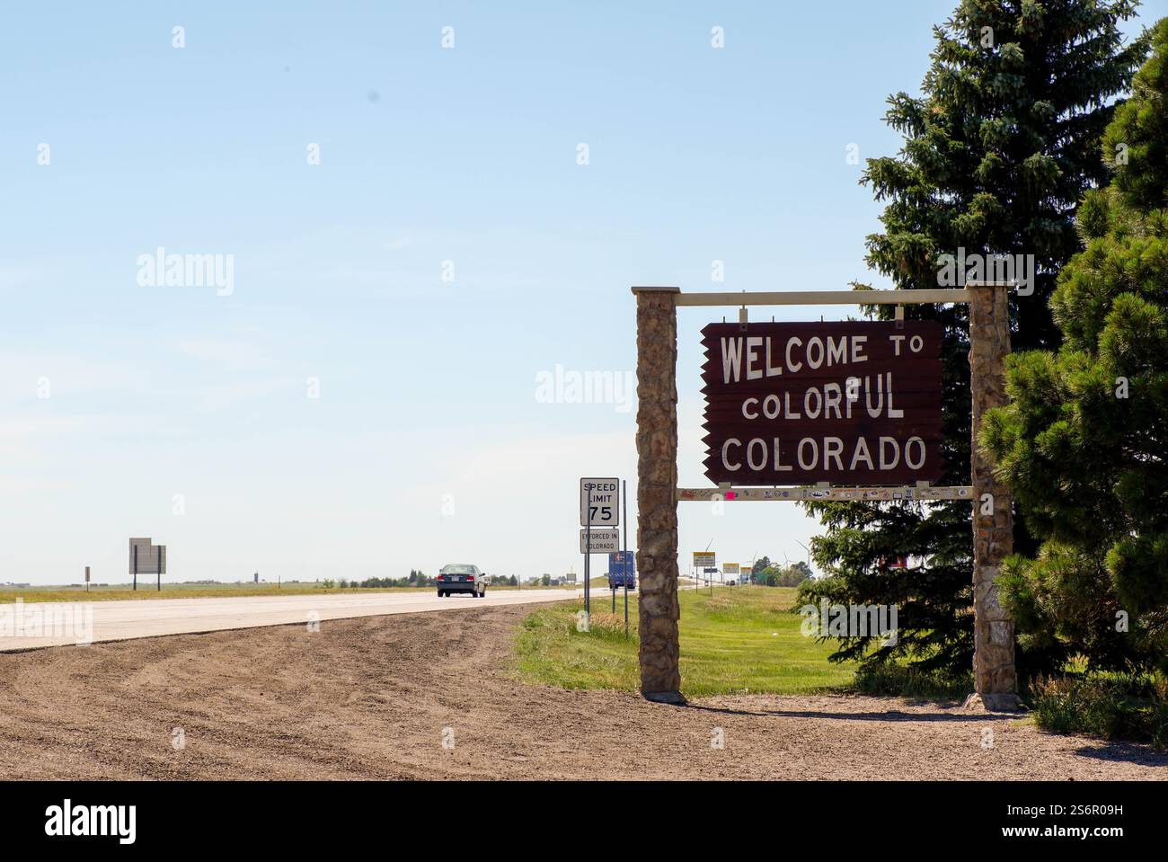 Das Schild „Welcome to Colorado“ auf der Interstate 70 bei Autofahrern, die Colorado von Kansas in der Stadt Burlington erreichen. Stockfoto