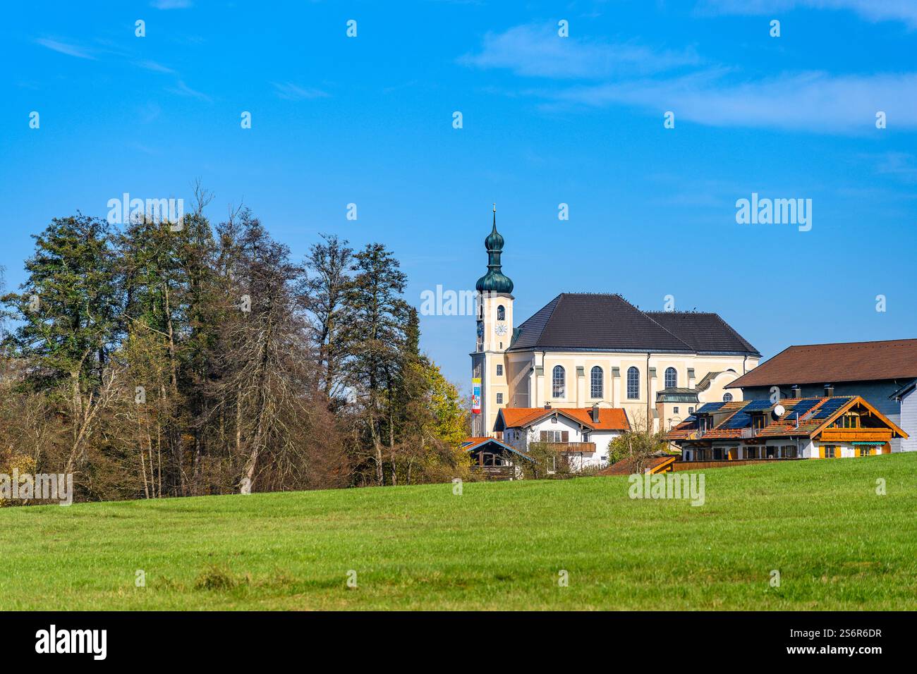 Deutschland, Bayern, Chiemgau, Breitbrunn am Chiemsee, Pfarrkirche St. Johann Baptist und St. Johann Evangelist Stockfoto