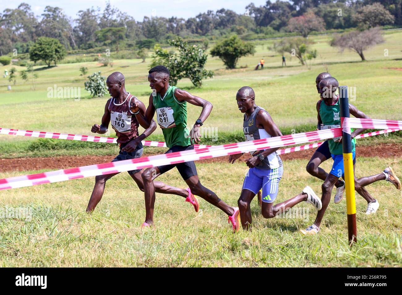Mayebei Kiplimo (links) und Daniel Simiu führten am 17. Januar 2025 die 10 km lange Mannschaft während der National Police Cross Country Championship bei NGO an Stockfoto