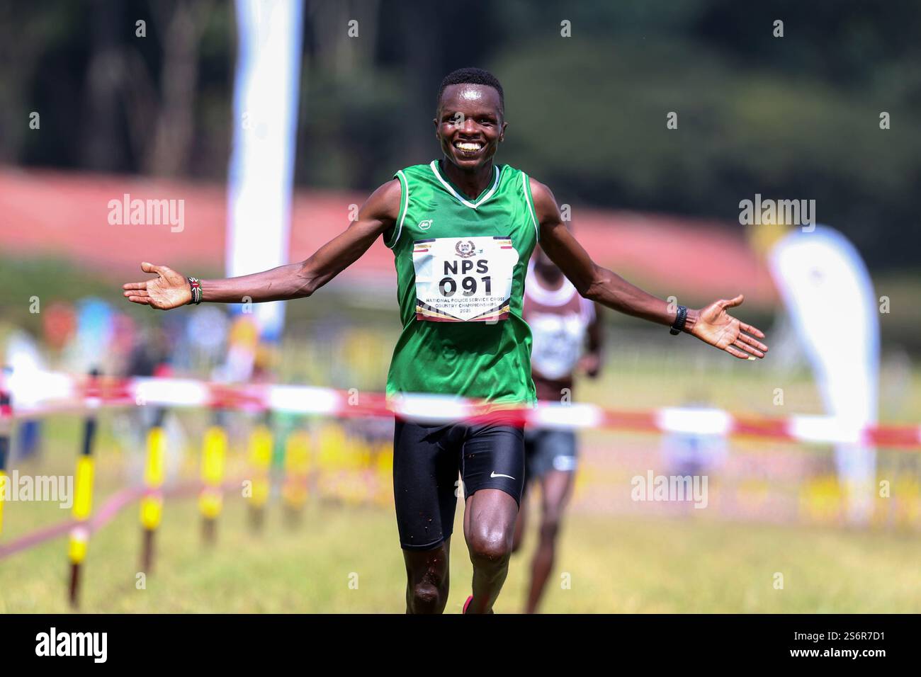 Daniel Simiu überquert die 10 km lange Linie der Senioren und gewinnt am 17. Januar 2025 bei der National Police Cross Country Championship auf der Ngong Rennstrecke. P Stockfoto