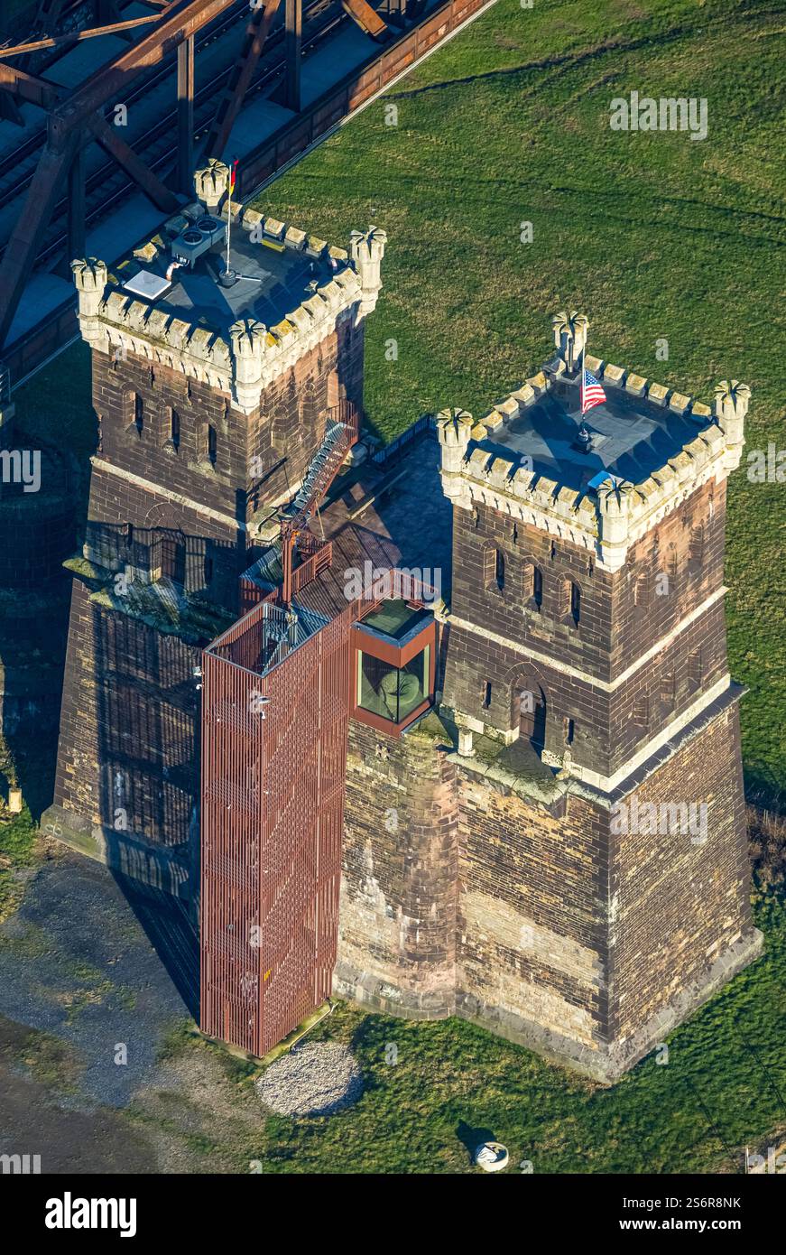 Luftbild, Brückenturm Rheinhausen Duisburg an der Hochfelder Eisenbahnbrücke über den Fluss Rhein, historische Sehenswürdigkeiten und Ferienwohnung im A Stockfoto