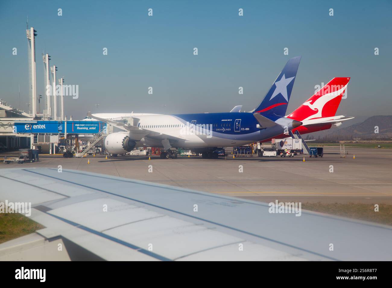 Eine große Qantas- und eine LATAM-Fluggesellschaft landeten auf dem internationalen Flughafen Arturo Merino Benitez in Chile in Santiago de Chile Stockfoto