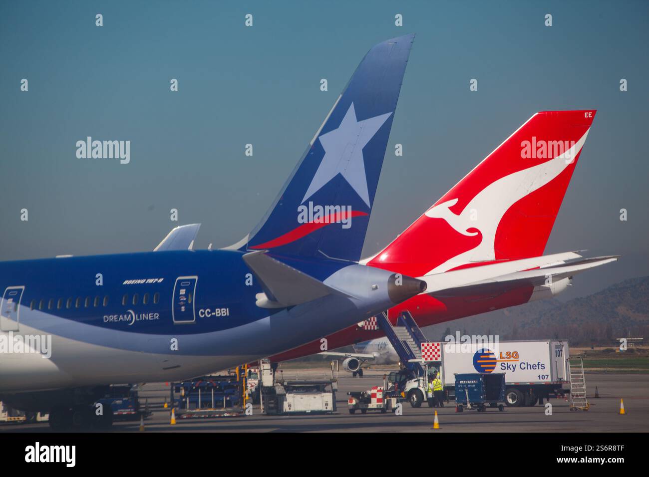 Eine große Qantas- und eine LATAM-Fluggesellschaft landeten auf dem internationalen Flughafen Arturo Merino Benitez in Chile in Santiago de Chile Stockfoto